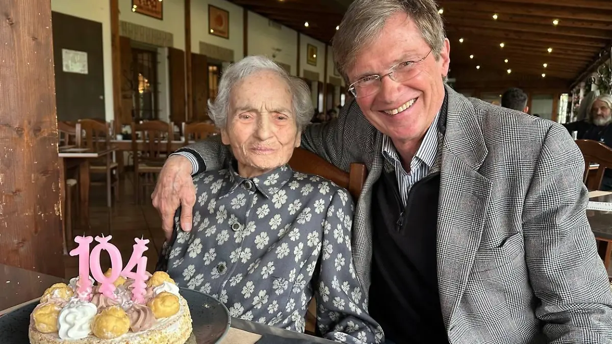 RTL-Reporter Udo Gümpel feiert mit der Seniorin ihren Geburtstag in Italien.