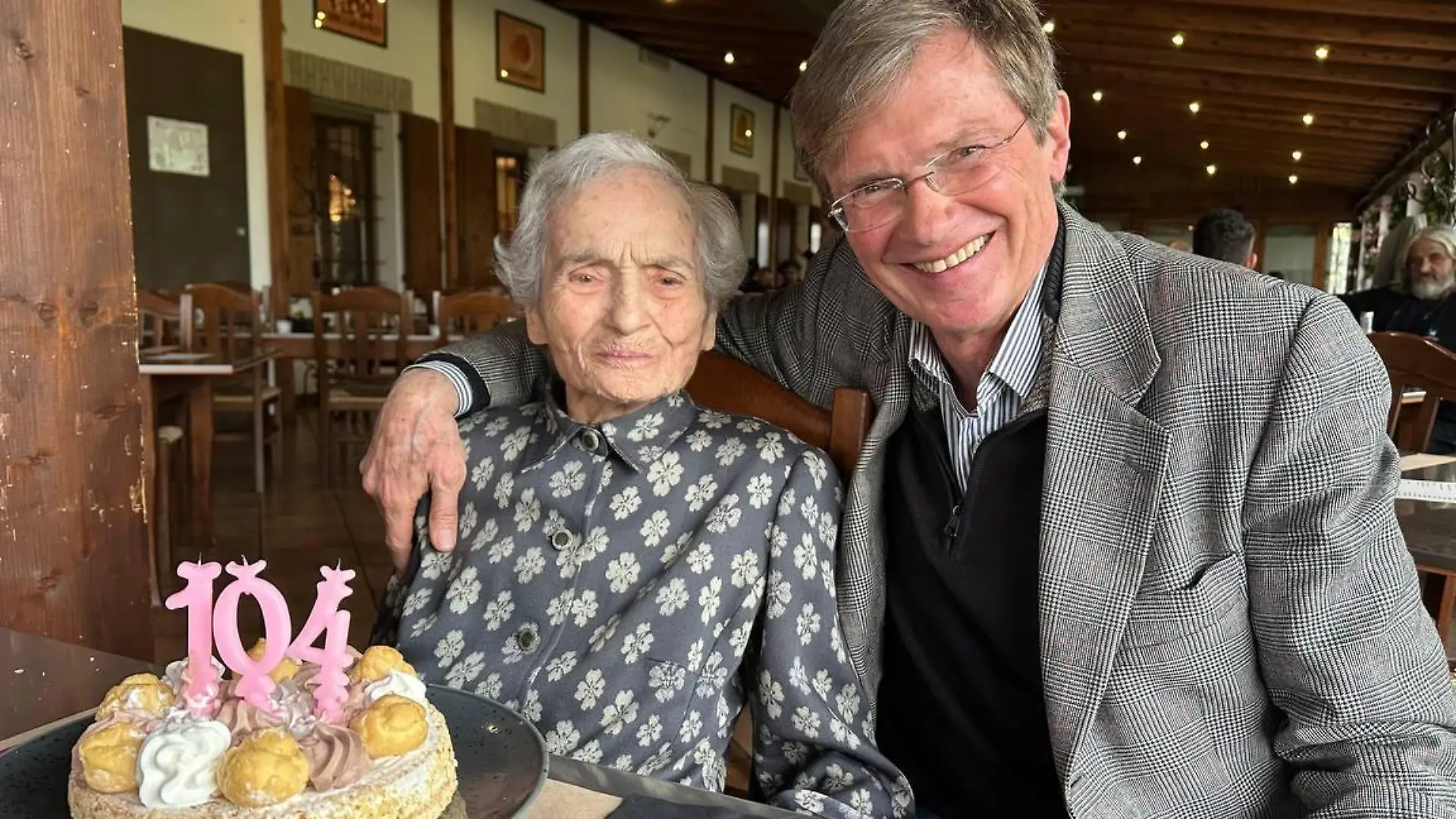 RTL-Reporter Udo Gümpel feiert mit der Seniorin ihren Geburtstag in Italien.