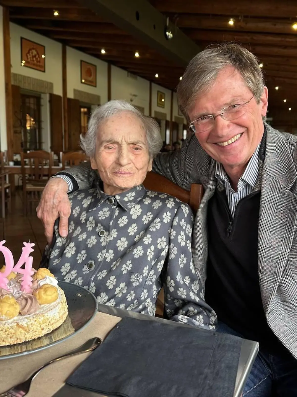 RTL-Reporter Udo Gümpel feiert mit der Seniorin ihren Geburtstag in Italien.