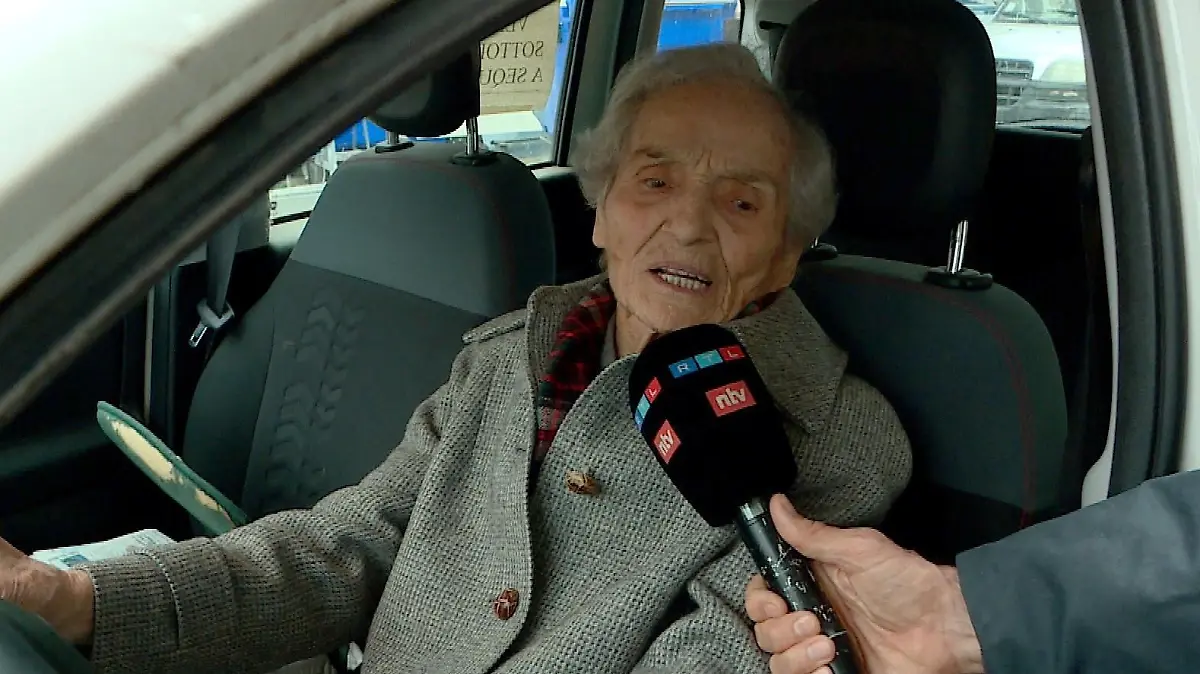 Die 104-Jährige möchte im RTL-Interview zeigen, dass sie noch Autofahren kann.