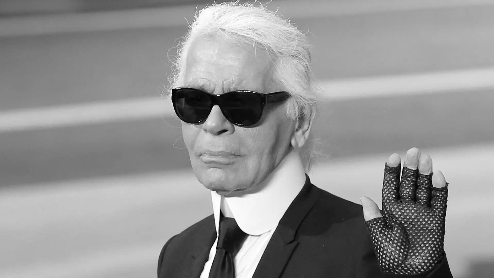 ARCHIV - 05.03.2013, Frankreich, Paris: Karl Lagerfeld hebt die Hand, als er den Applaus nach der Vorstellung seiner Herbst/Winter 2013-2014 Kollektion für Chanel entgegennimmt. Der Modeschöpfer starb vor 5 Jahren 19. Februar 2019. (zu dpa: «Fünf Jahre nach Tod von Lagerfeld: Neue Antworten auf alte Fragen») (zu dpa: «Fünf Jahre nach Tod von Lagerfeld: Neue Antworten auf alte Fragen») Foto: Christophe Ena/AP/dpa +++ dpa-Bildfunk +++