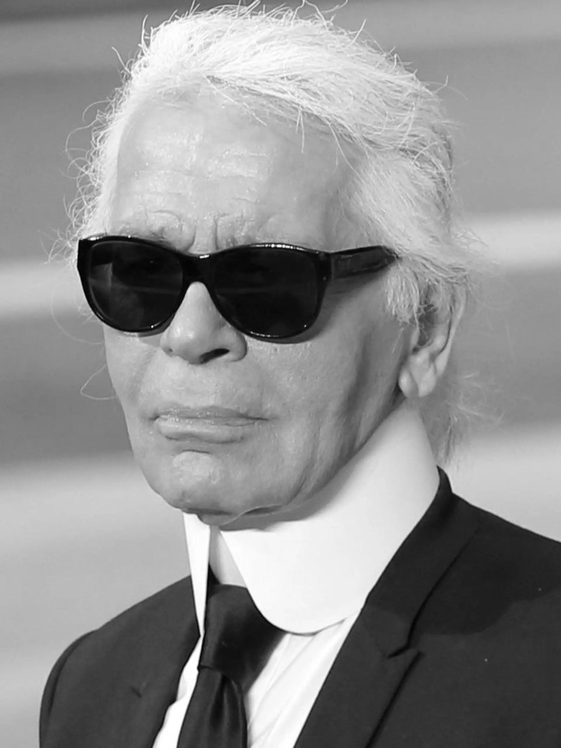 ARCHIV - 05.03.2013, Frankreich, Paris: Karl Lagerfeld hebt die Hand, als er den Applaus nach der Vorstellung seiner Herbst/Winter 2013-2014 Kollektion für Chanel entgegennimmt. Der Modeschöpfer starb vor 5 Jahren 19. Februar 2019. (zu dpa: «Fünf Jahre nach Tod von Lagerfeld: Neue Antworten auf alte Fragen») (zu dpa: «Fünf Jahre nach Tod von Lagerfeld: Neue Antworten auf alte Fragen») Foto: Christophe Ena/AP/dpa +++ dpa-Bildfunk +++