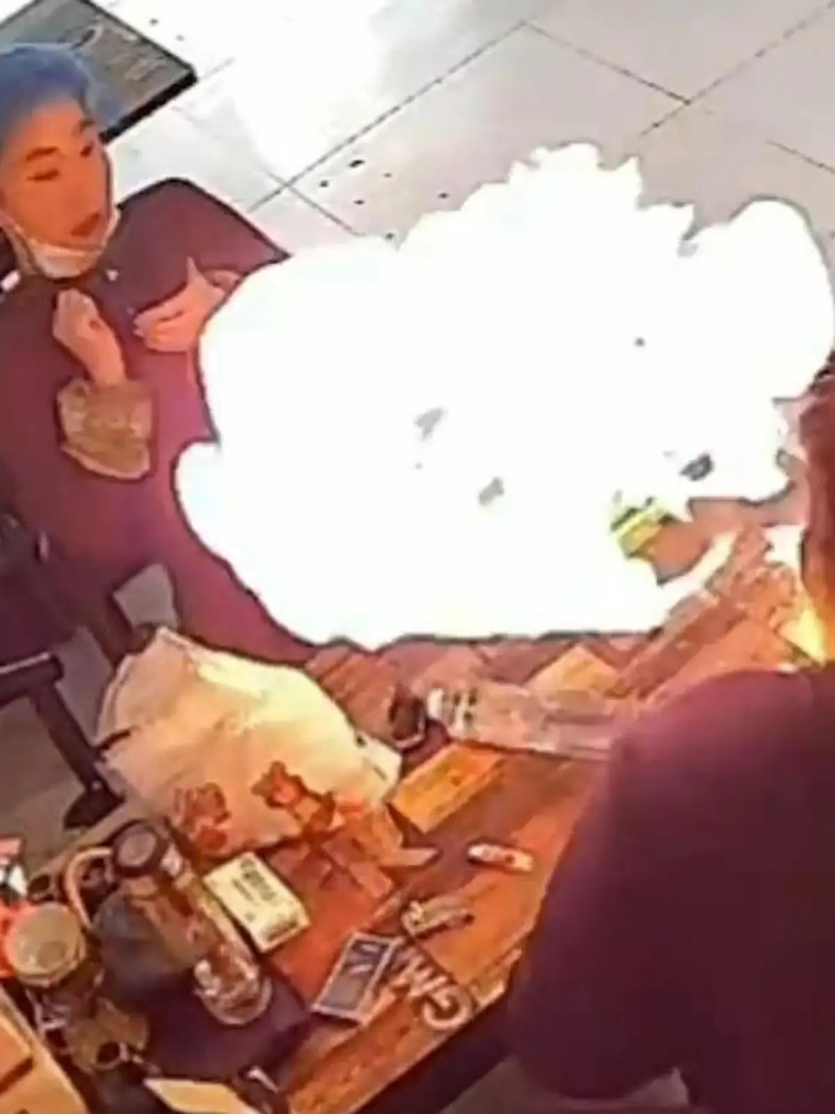 Kleines Feuerzeug - große Wirkung!
Nach ein paar Fehlversuchen entzündet sich das Gas in diesem Feuerzeug offenbar auf einen Schlag und erzeugt einen großen Feuerball direkt vor dem Gesicht eines Mannes. Die hitzigen Bilder dazu zeigen wir im Video.