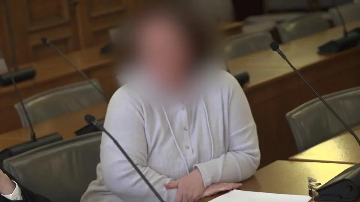 Anke S. beim ersten Prozesstag am Landgericht Stuttgart.