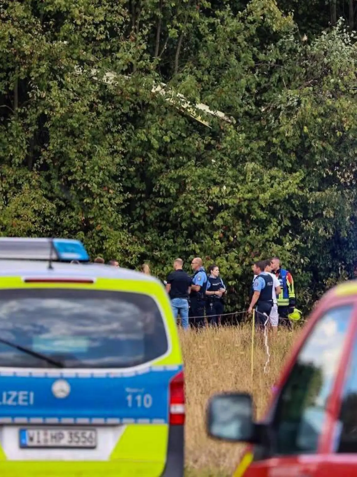 05.09.2022, Hessen, Gelnhausen: Polizei und Feuerwehr steht an der Absturzstelle eines Segelflugzeuges. Der 81 Jahre alte Pilot kam ums Leben. (zu dpa: «81-Jähriger stirbt bei Absturz von Segelflugzeug»). Foto: --/5vision Media /dpa +++ dpa-Bildfunk +++