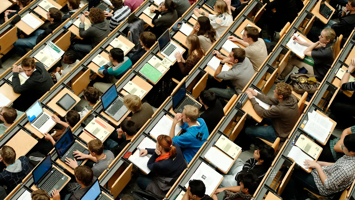 ARCHIV - 26.10.2011, Bayern, München: Studenten sitzen in einem großen Hörsaal der Technischen Universität (TUM). Foto: Peter Kneffel/dpa +++ dpa-Bildfunk +++
