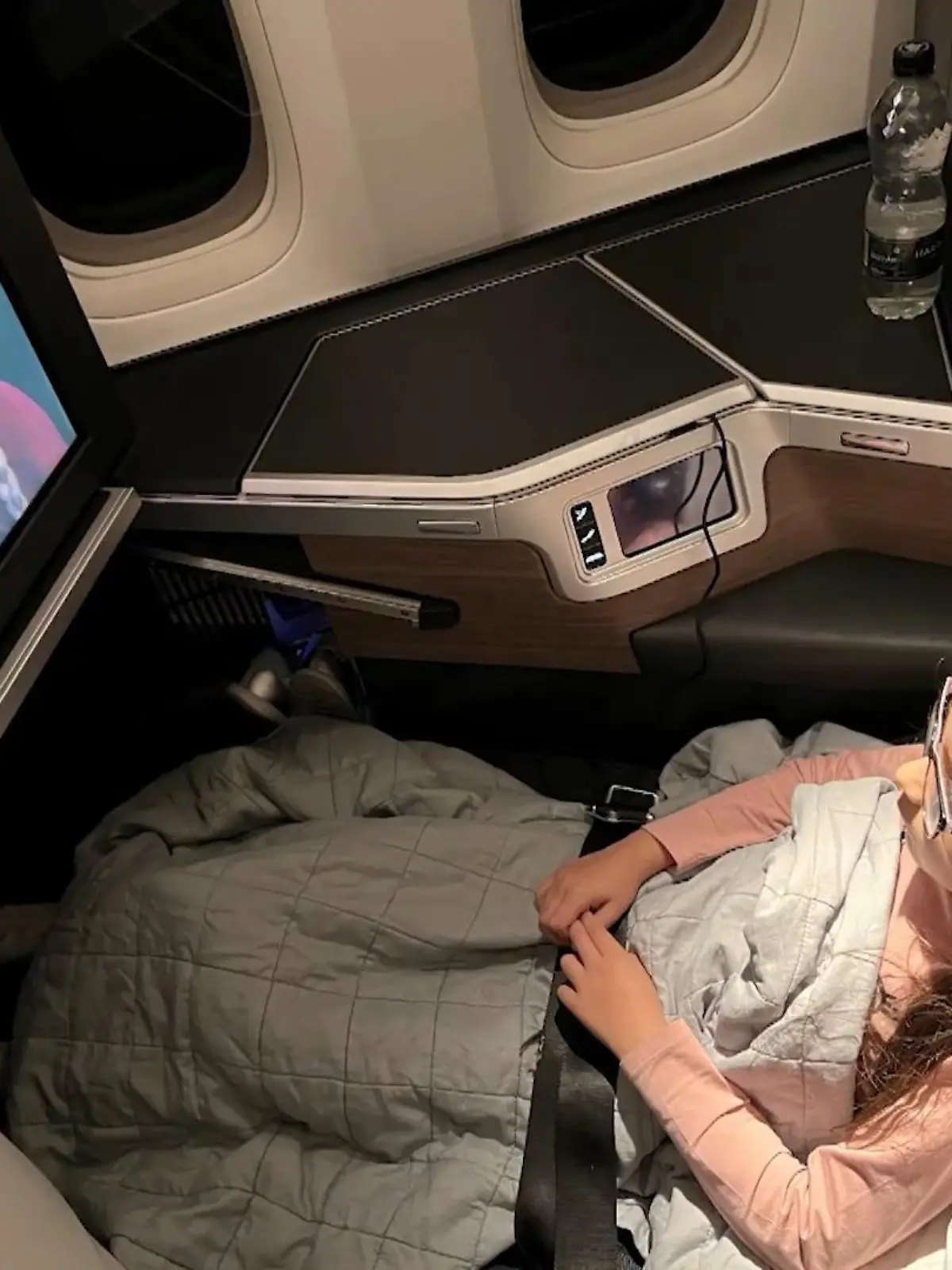 Die 6-Jährige Amaya singt im Flugzeug von London nach Dubai lautstark die Titelmusik von Frozen und wird damit zum TikTok-Star.