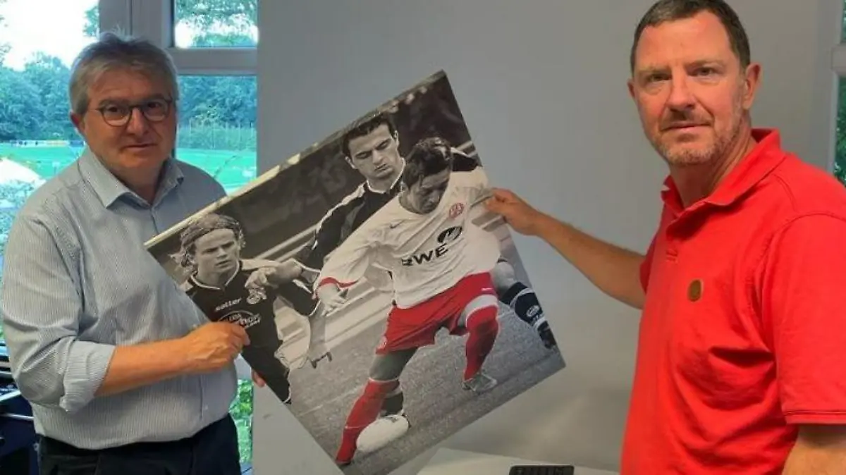 Deutliches Zeichen gegen Özil! Hier hängen Peter Renzel von der Stadt Essen und Tani Capitain von den "Essener Chancen" das Bild ab.