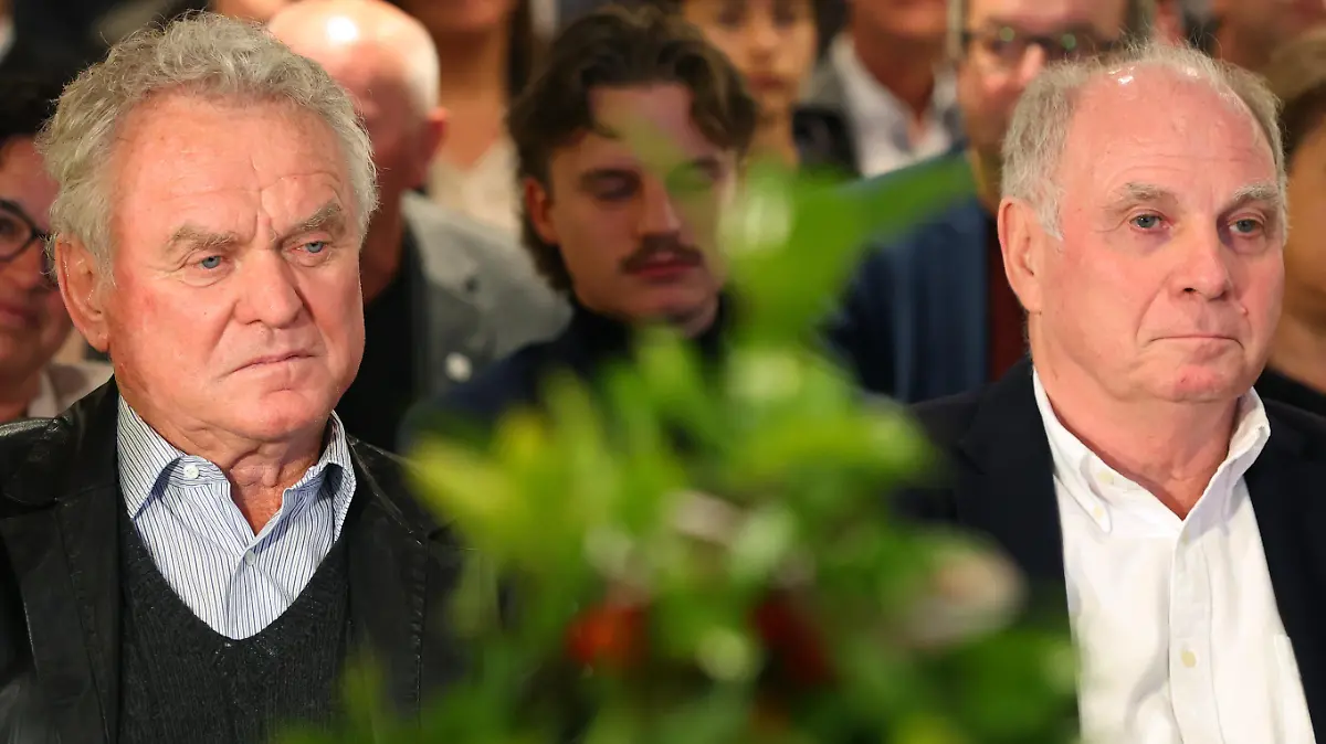 Sepp Maier, ehemaliger Tormann (l) und Uli Hoeneß, Ehrenpräsident des FC Bayern München, sitzen bei einem Festakt anlässlich der Enthüllung einer Gerd Müller Statue.