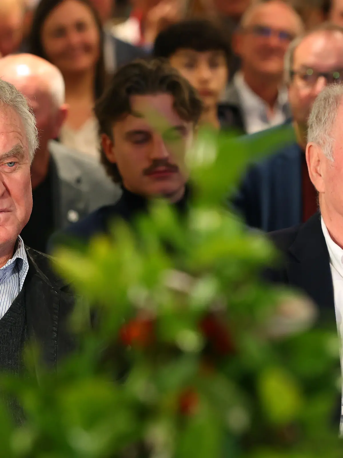 Sepp Maier, ehemaliger Tormann (l) und Uli Hoeneß, Ehrenpräsident des FC Bayern München, sitzen bei einem Festakt anlässlich der Enthüllung einer Gerd Müller Statue.