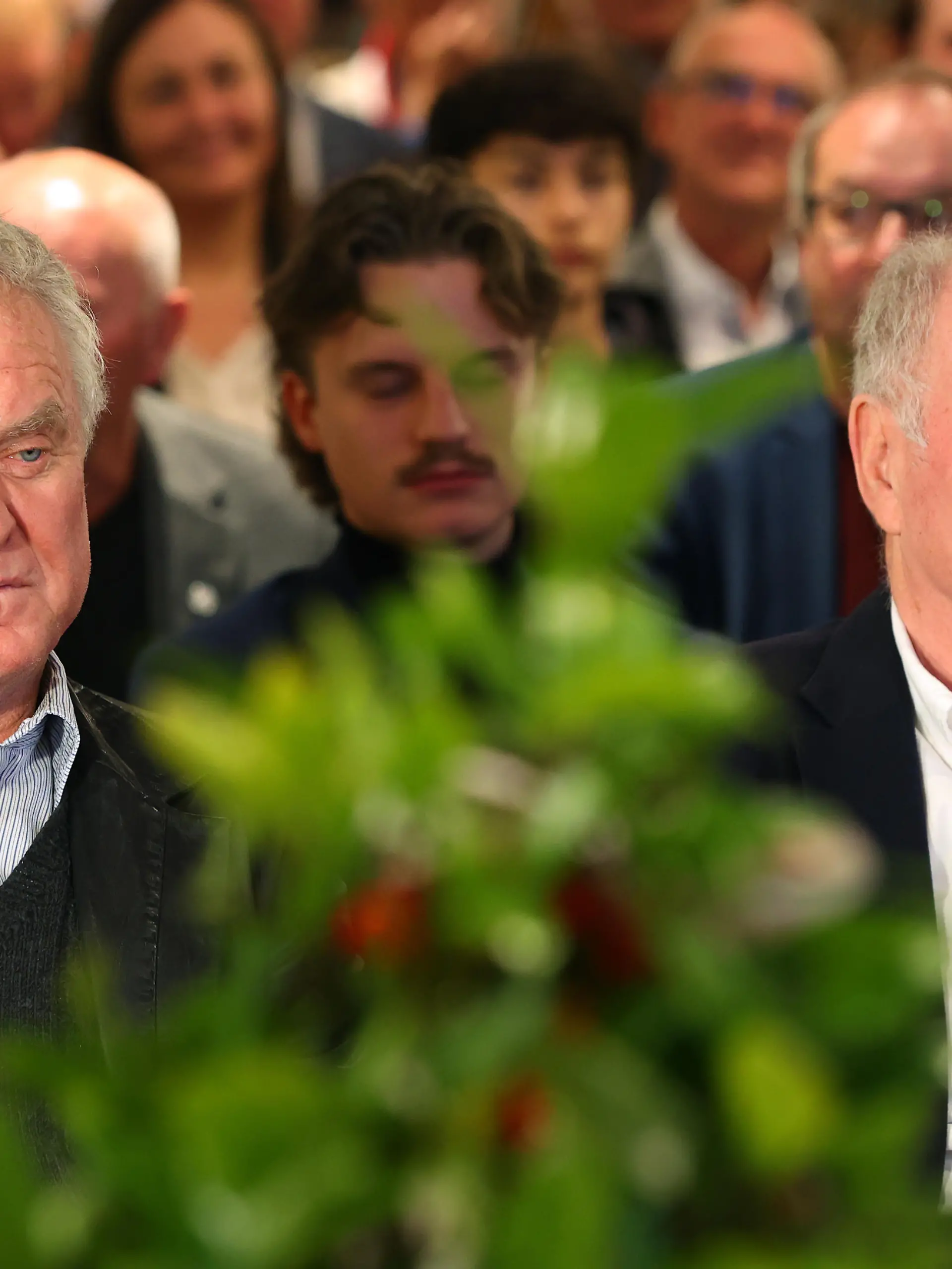 Sepp Maier, ehemaliger Tormann (l) und Uli Hoeneß, Ehrenpräsident des FC Bayern München, sitzen bei einem Festakt anlässlich der Enthüllung einer Gerd Müller Statue.