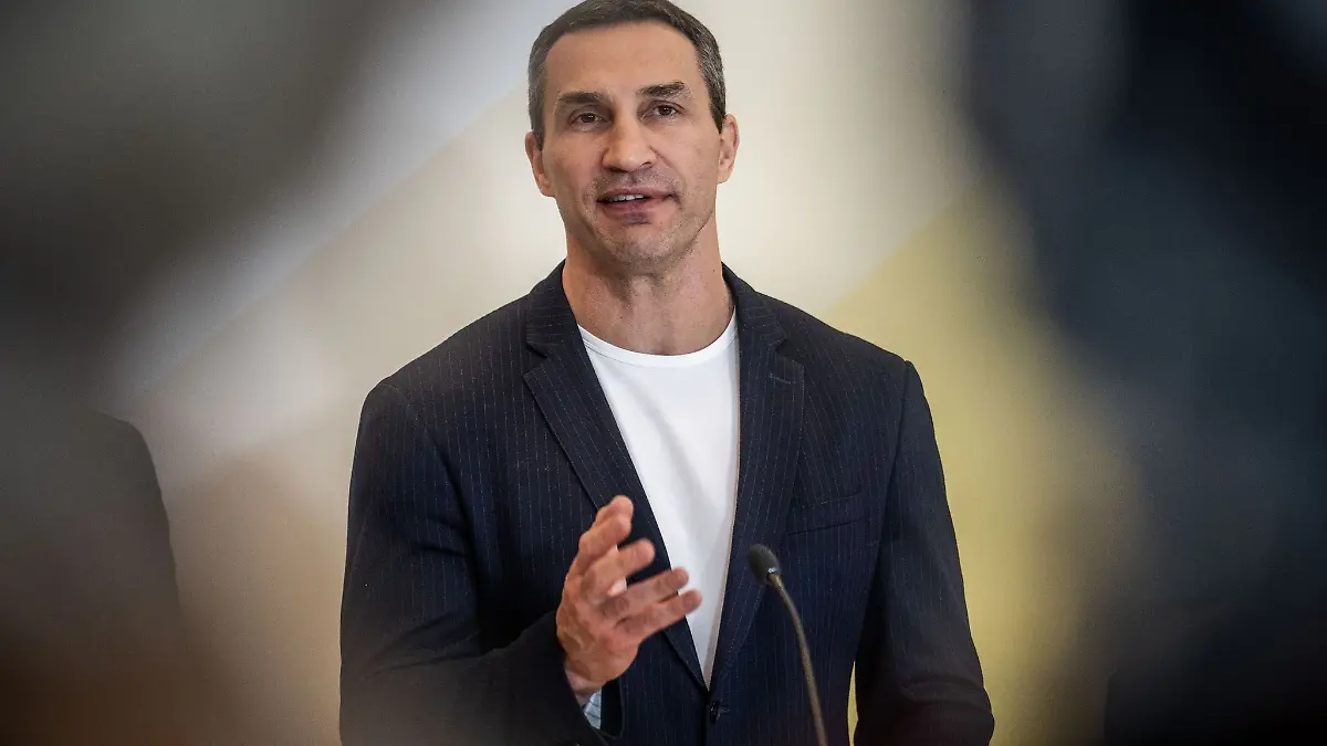 Wladimir Klitschko, ehemaliger Boxer und Berater seines Burders Vitali, dem Kiewer Bürgermeister, spricht bei einem Pressestatement vor einem Gespräch in der FDP-Fraktion über die aktuelle Lage in der Ukraine.