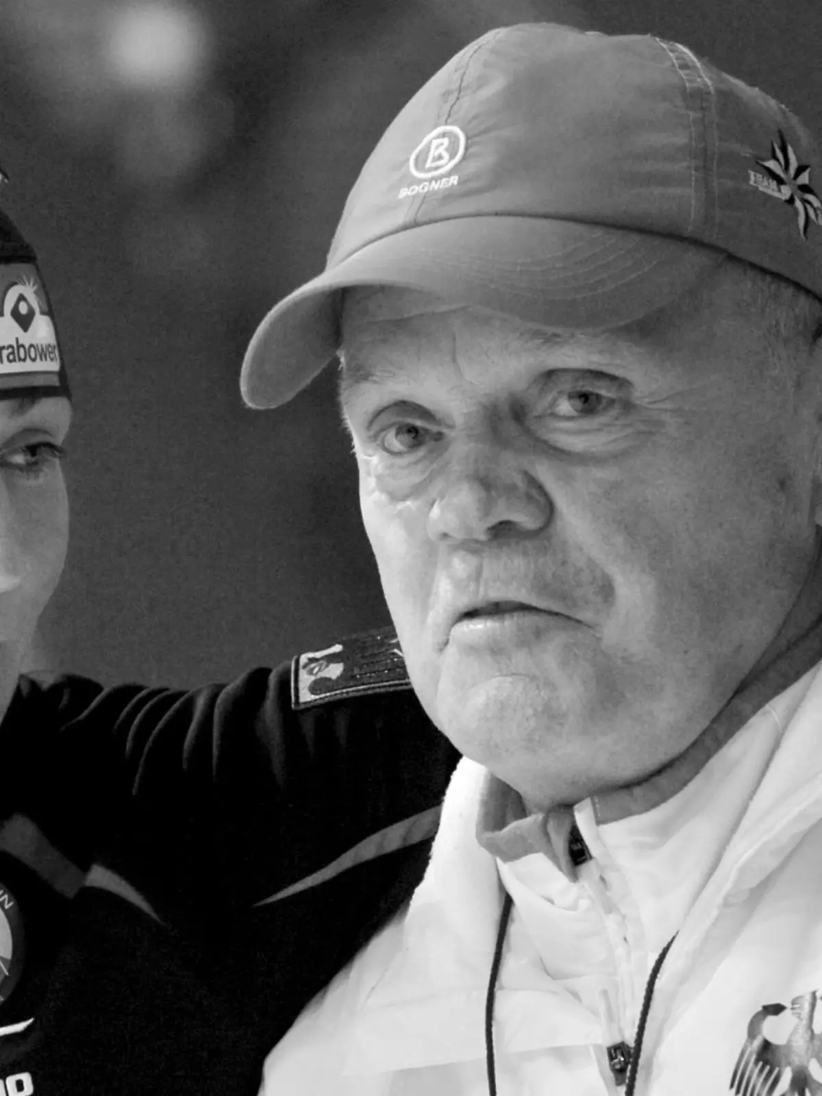 ARCHIV - Die Berliner Eisschnellläuferin Claudia Pechstein umarmt am 12.02.2011 in Erfurt nach ihrem Lauf über die 1500-Meter-Distanz ihren Trainer Joachim Franke. Erfolgstrainer Joachim Franke verlässt endgültig das Eis, für Claudia Pechstein beginnt nun eine Zeit neuer Ungewissheit. Foto: Martin Schutt dpa (zu dpa KORR: «Coach Franke hört auf: Ungewissheit bei Pechstein» vom 14.03.2011) ++