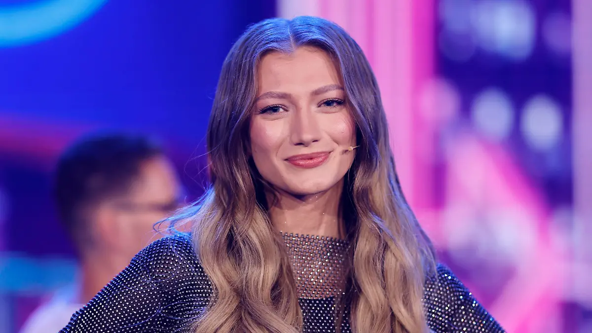 Sängerin Leony Leonie Burger steht auf der Bühne bei der zweiten Live-Sendung der Castingshow Deutschland sucht den Superstar 20 . Die RTL-Castingshow Deutschland sucht den Superstar DSDS findet in diesem Jahr zum 20. Mal statt. Köln, 08.04.2023 NRW Deutschland *** Singer Leony Leonie Burger is on stage at the second live broadcast of the casting show Deutschland sucht den Superstar 20 The RTL casting show Deutschland sucht den Superstar DSDS takes place this year for the 20th time Cologne, 08 04 2023 NRW Germany Copyright: xChristophxHardtx