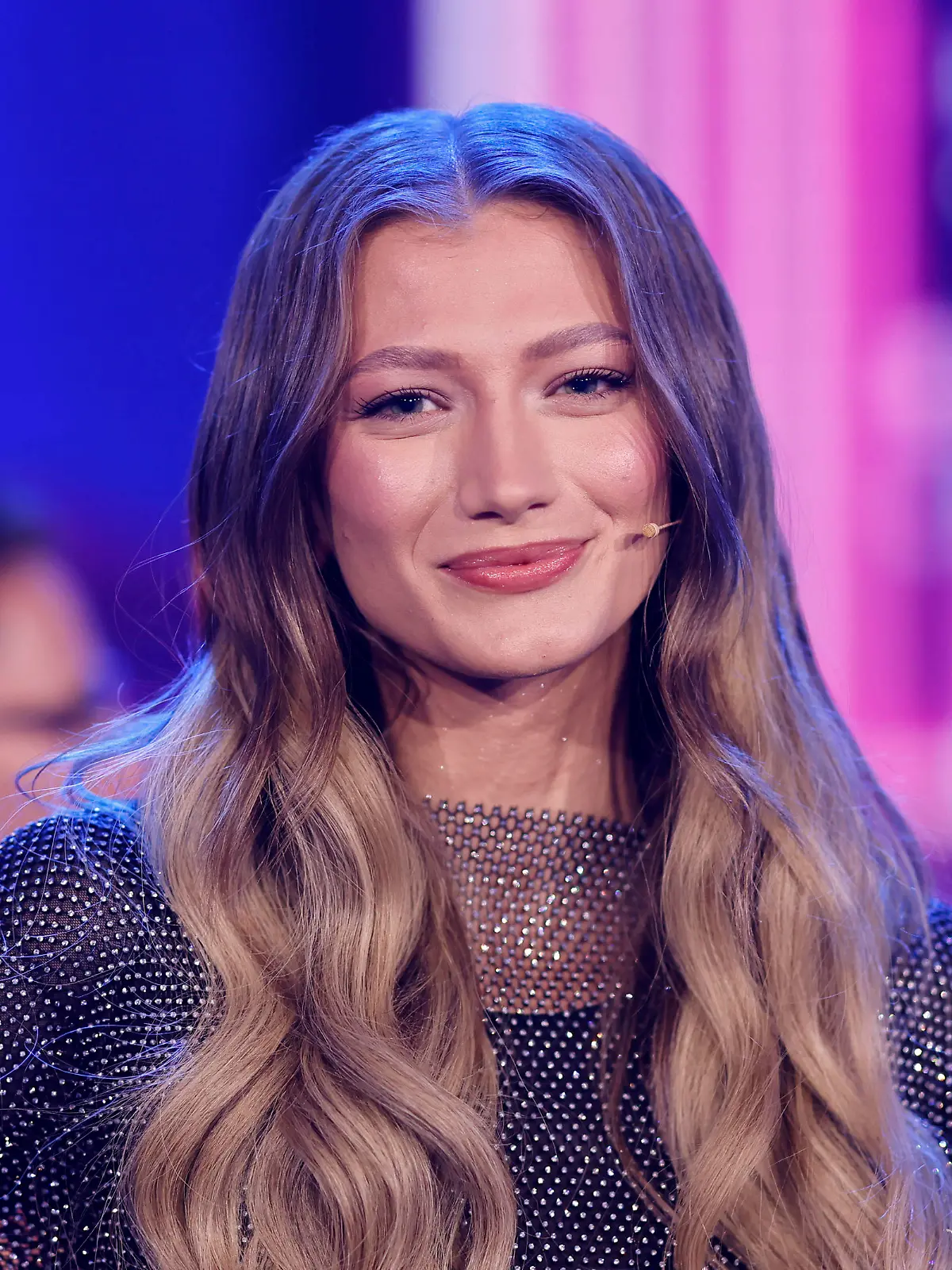 Sängerin Leony Leonie Burger steht auf der Bühne bei der zweiten Live-Sendung der Castingshow Deutschland sucht den Superstar 20 . Die RTL-Castingshow Deutschland sucht den Superstar DSDS findet in diesem Jahr zum 20. Mal statt. Köln, 08.04.2023 NRW Deutschland *** Singer Leony Leonie Burger is on stage at the second live broadcast of the casting show Deutschland sucht den Superstar 20 The RTL casting show Deutschland sucht den Superstar DSDS takes place this year for the 20th time Cologne, 08 04 2023 NRW Germany Copyright: xChristophxHardtx