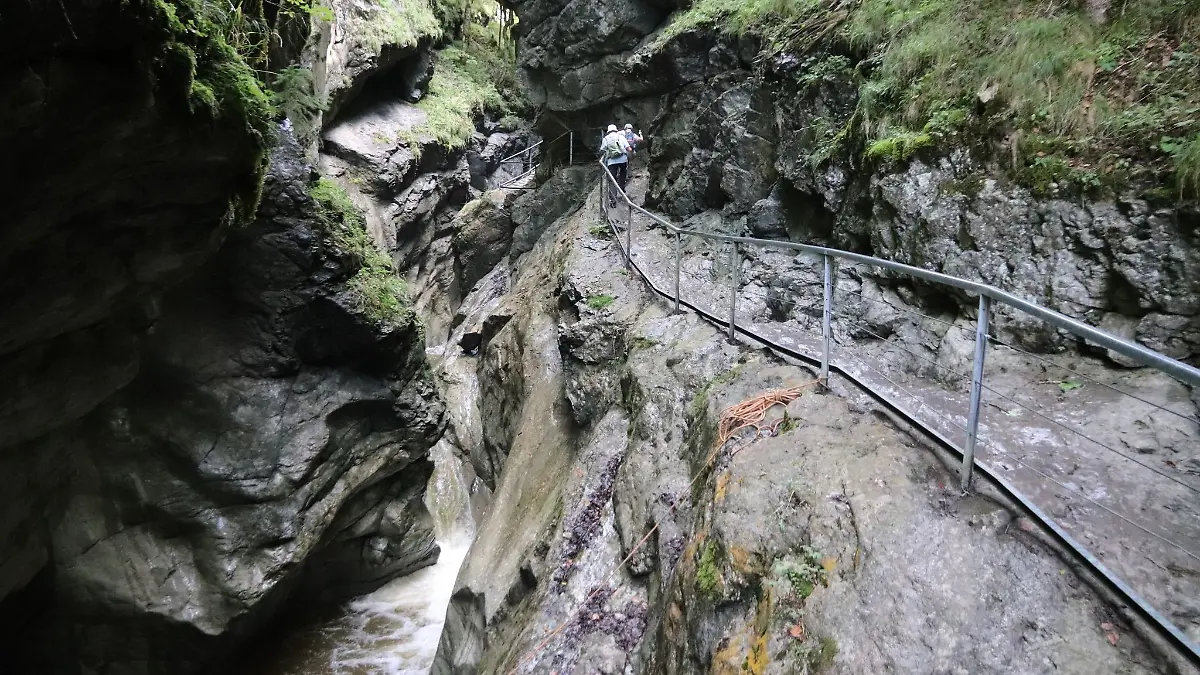 Besucher gehen durch die Starzlachklamm.