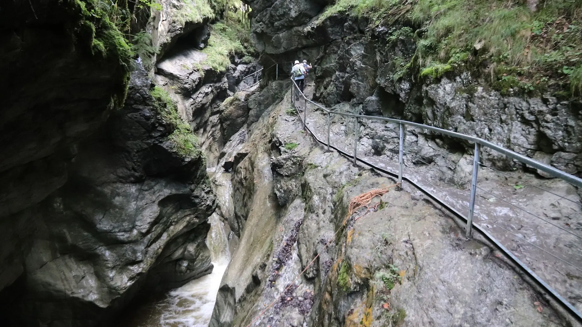 Besucher gehen durch die Starzlachklamm.