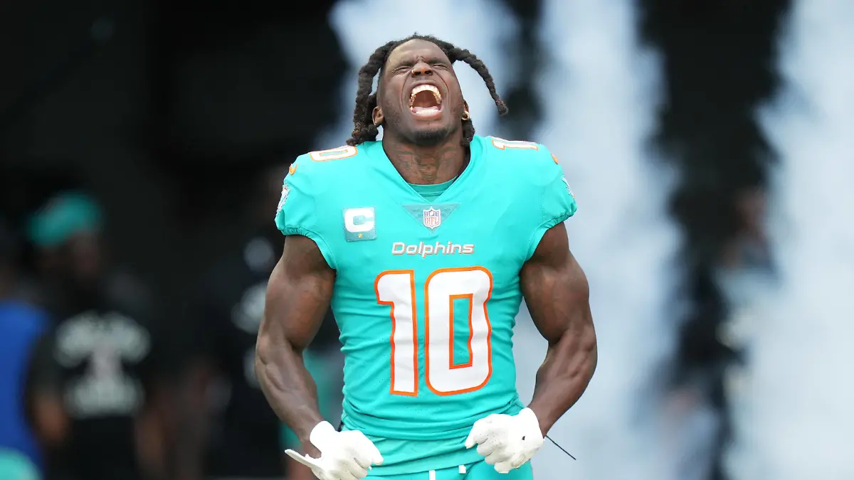 MIAMI GARDENS, FL - JANUARY 08: Miami Dolphins wide receiver Tyreek Hill 10 tries to excite the crowd during pregame introductions before the game between the New York Jets and the Miami Dolphins on Sunday, January 8, 2023 at Hard Rock Stadium, Miami Gardens, Fla. Photo by Peter Joneleit/Icon Sportswire NFL, American Football Herren, USA JAN 08 Jets at Dolphins Icon230108028