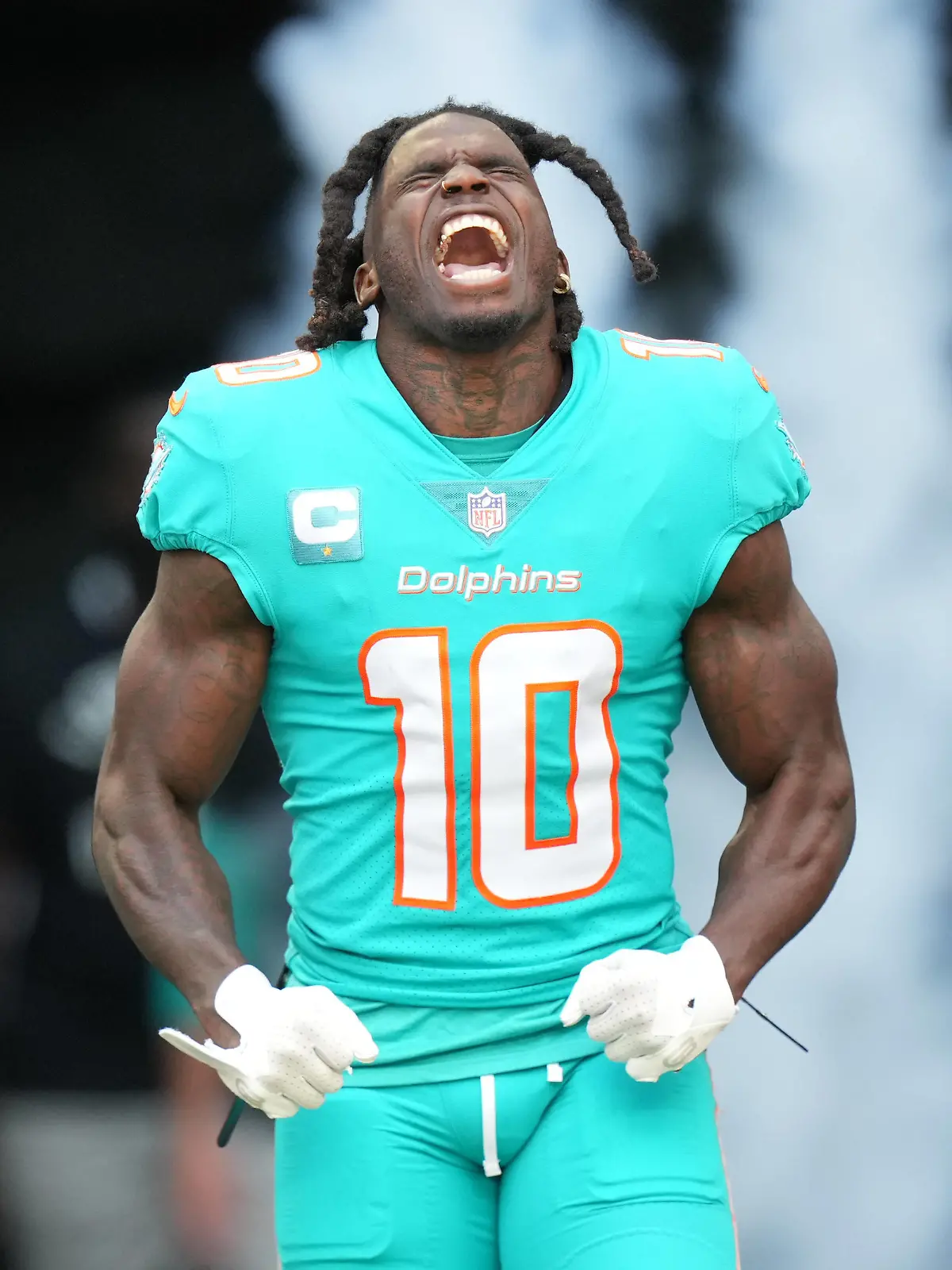MIAMI GARDENS, FL - JANUARY 08: Miami Dolphins wide receiver Tyreek Hill 10 tries to excite the crowd during pregame introductions before the game between the New York Jets and the Miami Dolphins on Sunday, January 8, 2023 at Hard Rock Stadium, Miami Gardens, Fla. Photo by Peter Joneleit/Icon Sportswire NFL, American Football Herren, USA JAN 08 Jets at Dolphins Icon230108028