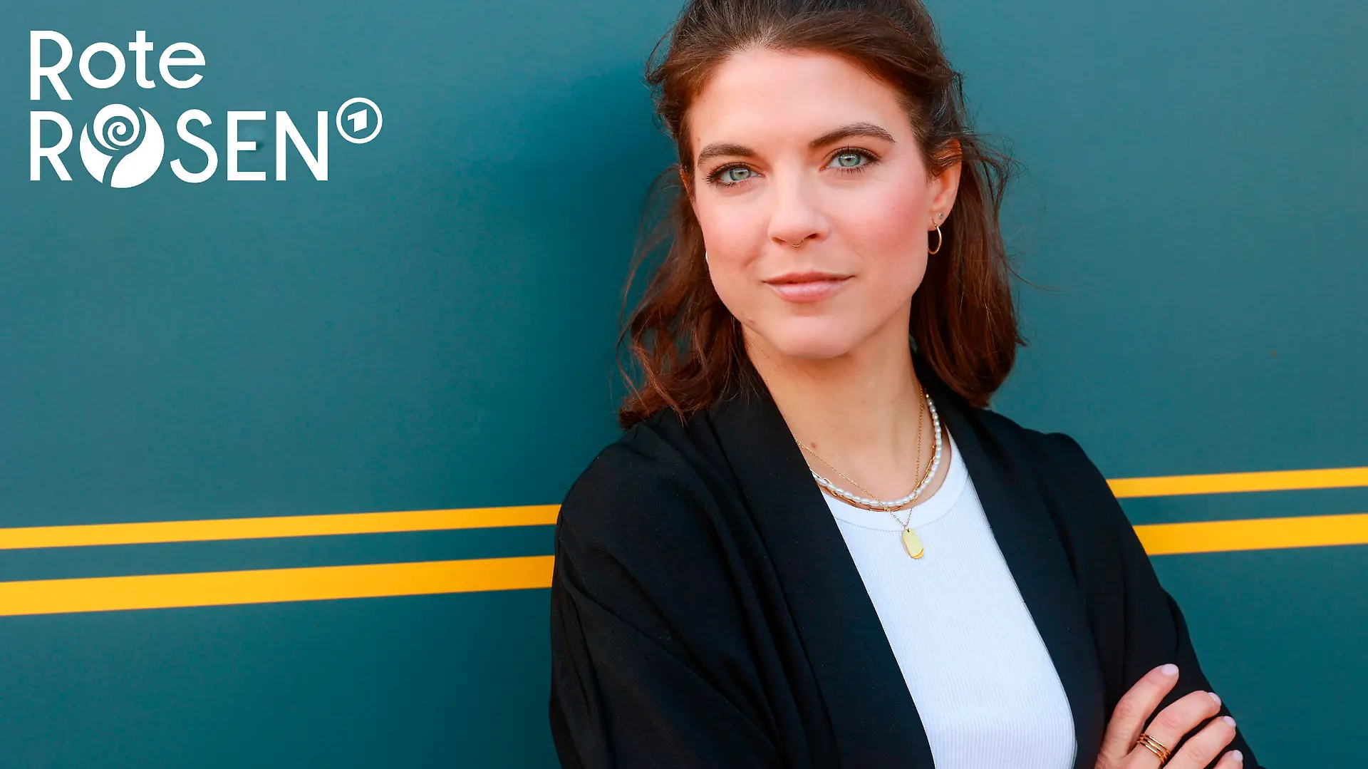 ARD ROTE ROSEN, Telenovela, 22. Staffel, montags bis freitags um 14.10 Uhr im Ersten.
Familienzuwachs bei "Rote Rosen"- Maike Johanna Reuter kommt als Valerie Böttcher nach Lüneburg.
#mehr LIEBE #mehr DRAMA #mehr INTRIGEN
Happy Family - oder Chaos? Julius (Jan Stapelfeldt) und Franka (Birthe Wolter) trauen ihren Augen nicht: ihre Schwester Valerie taucht überraschend in Lüneburg auf. Während Julius sich über den Besuch seiner Zwillingsschwester freut, wittert Franka Ärger... Maike Johanna Reuter übernimmt in der ARD-Daily Novela Rote Rosen ab Folge 3981 die Rolle der Valerie Böttcher. Voraussichtlich zu sehen ist sie ab Mitte Mai 2024 im Ersten.
© ARD/Stefanie Jockschat, honorarfrei - Verwendung gemäß der AGB im engen inhaltlichen, redaktionellen Zusammenhang mit genannter ARD-Sendung und bei Nennung "Bild: ARD/Stefanie Jockschat" (S2). ARD-Programmdirektion/Bildredaktion, pressefoto.daserste@ard.de / Weiterer Text über ots und www.presseportal.de/nr/6694 / Die Verwendung dieses Bildes für redaktionelle Zwecke ist unter Beachtung aller mitgeteilten Nutzungsbedingungen zulässig und dann auch honorarfrei. Veröffentlichung ausschließlich mit Bildrechte-Hinweis.