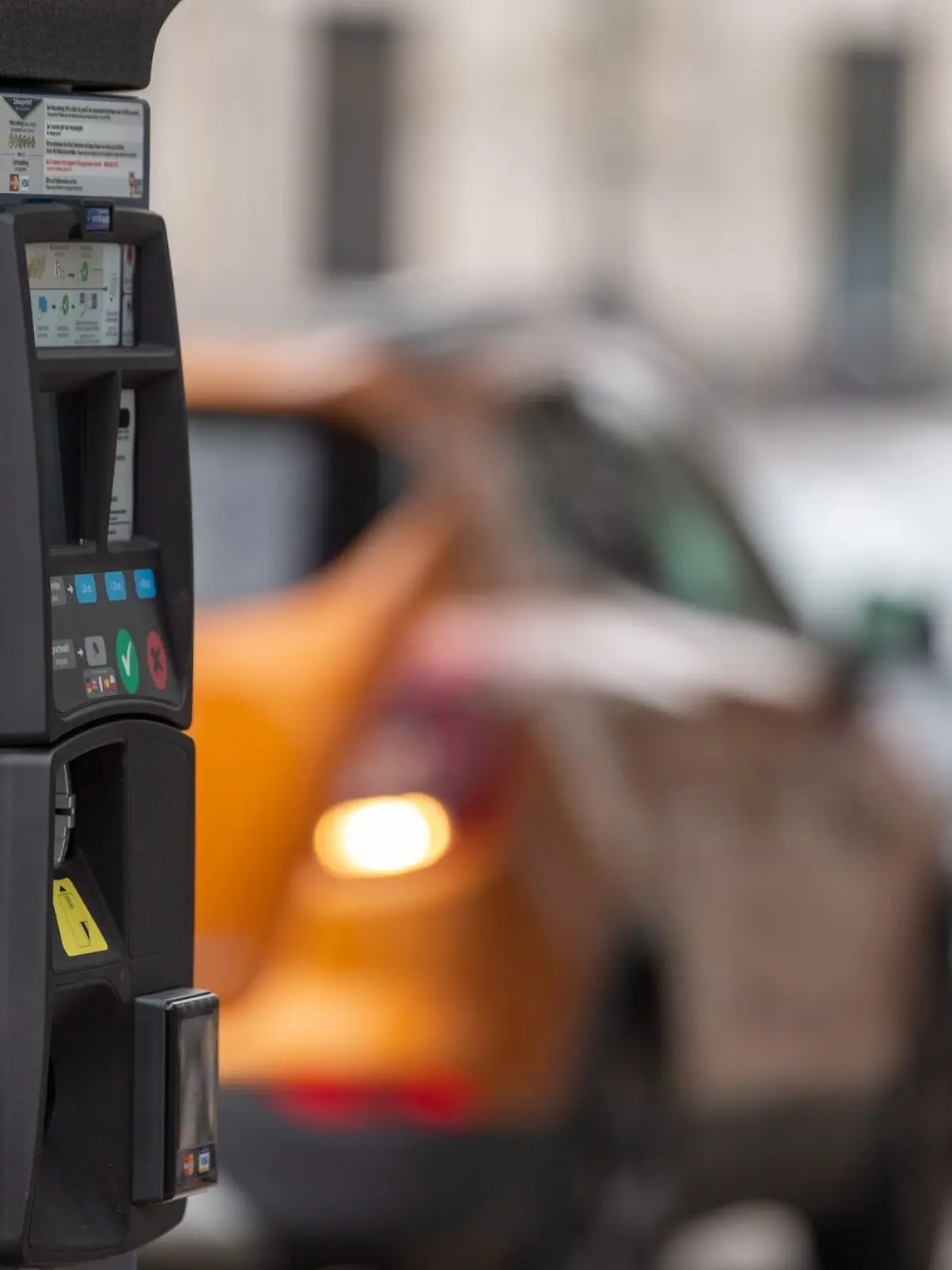 Ein Parkscheinautomat steht am Straßenrand in der Innenstadt.