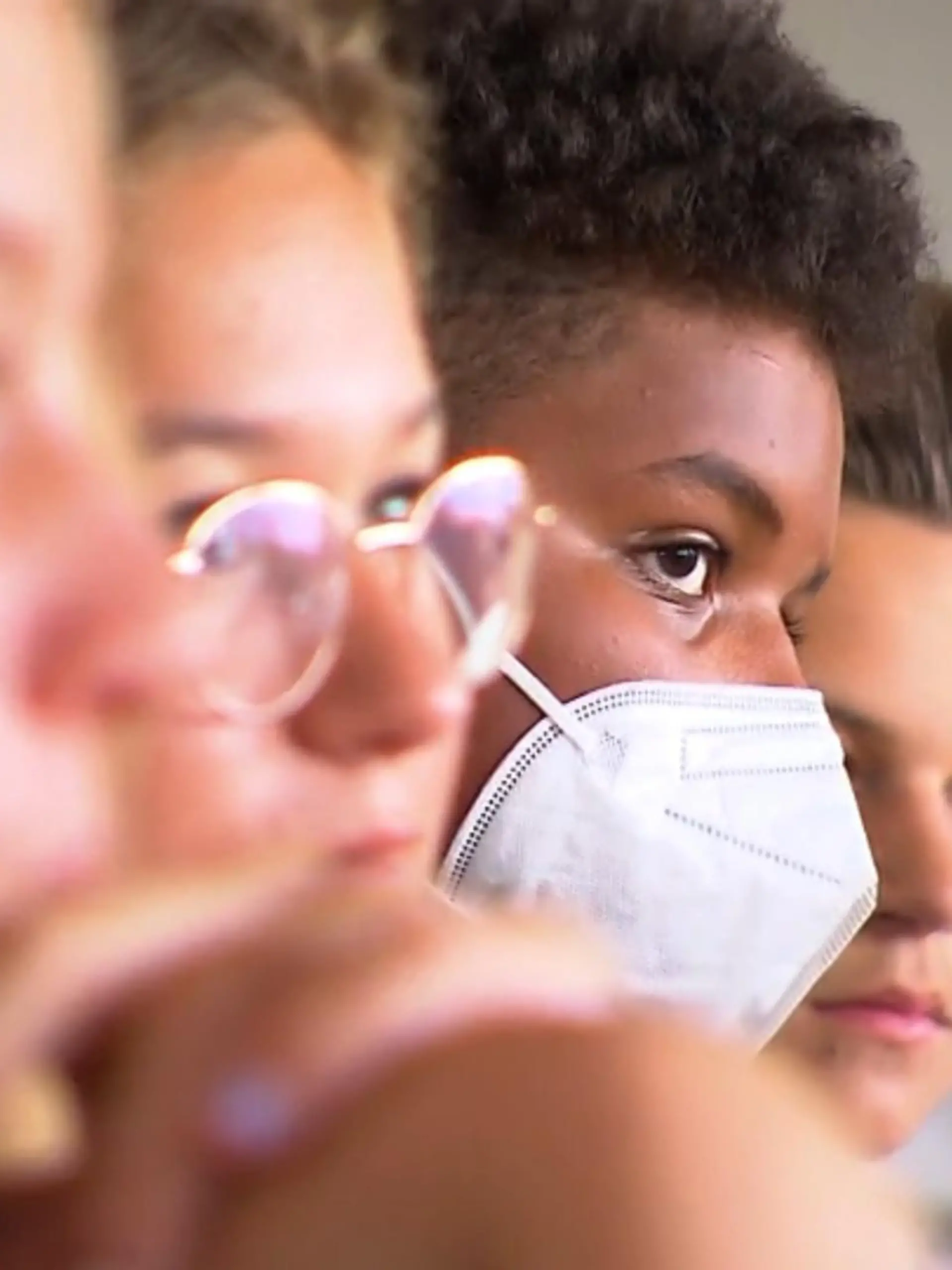 Sechs Wochen lang hieß es für Hessens Schüler: Freizeit, Faulenzen, Ferien! Doch seit Montag (05.09.) ist Schluss mit der freien Zeit und die Schule geht wieder los. Doch das neue Schuljahr hält auch einige alte und neue Probleme bereit: Corona, Lehrermangel, steigende Energiekosten. Wie der erste Schultag an der Walter-Lübcke-Schule in Wolfhagen ablief, zeigen wir im Video.