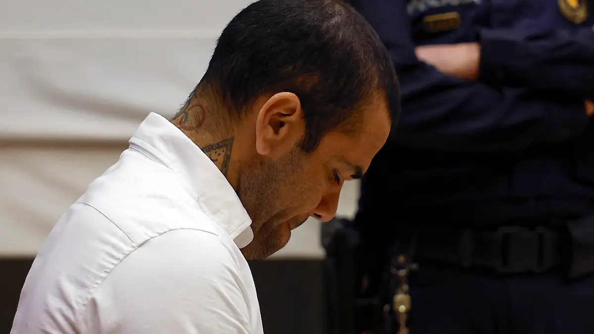 Former FC Barcelona, Barca s Brazilian player Dani Alves, accused of sexually assaulting a woman inside a bathroom at a disco in Barcelona in December 2022, sits on the dock moments after the trial against him began, with the previous questions of accusations and defenses, at Barcelona s Court in Barcelona city, Catalonia, north-eastern Spain, 05 February 2024. Trial against Dani Alves for sexual assault begins in Barcelona ACHTUNG: NUR REDAKTIONELLE NUTZUNG PUBLICATIONxINxGERxSUIxAUTxONLY Copyright: xALBERTOxESTEVEZx GRAF7964 20240205-55012844184_1