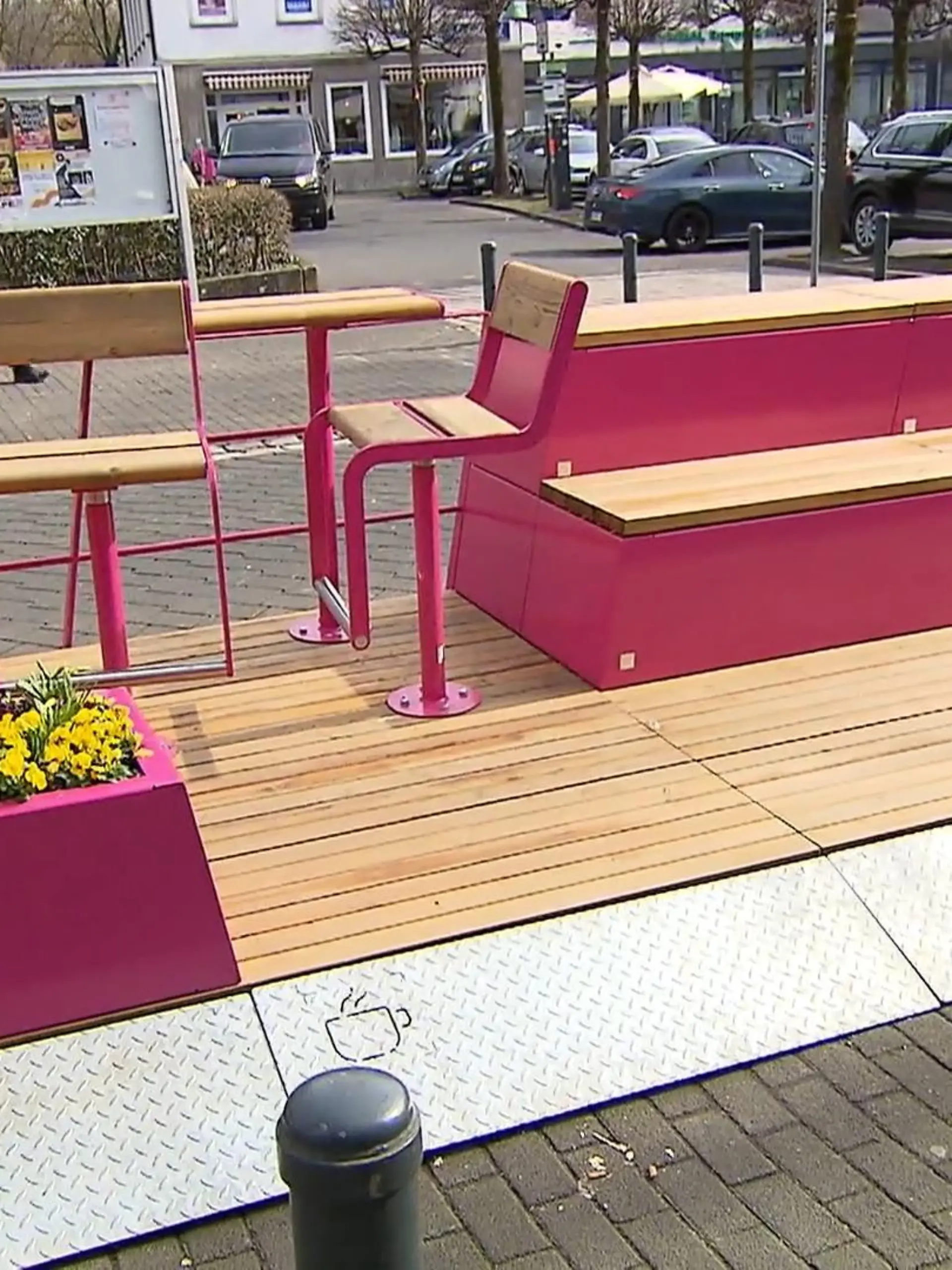 Bild zu: "Streit um rosa Bänke"