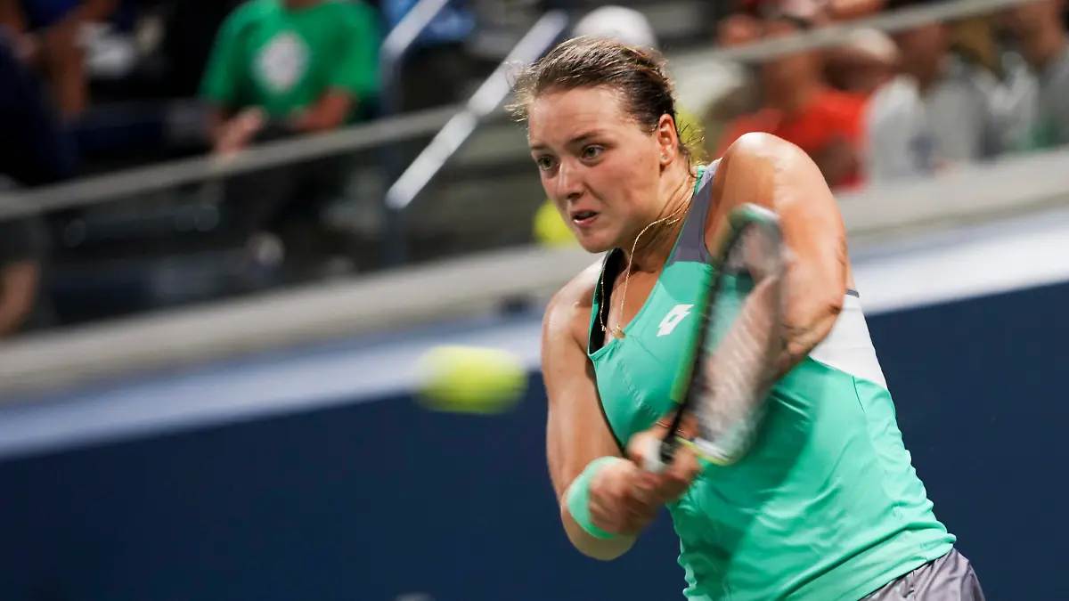 220904 -- NEW YORK, Sept. 4, 2022 -- Jule Niemeier of Germany hits a return during the women s singles third round match against Zheng Qinwen of China at the 2022 US Open tennis championships in New York, the United States, Sept. 3, 2022. SPU.S.-NEW YORK-TENNIS-US OPEN-WOMEN S SINGLES LiuxJie PUBLICATIONxNOTxINxCHN