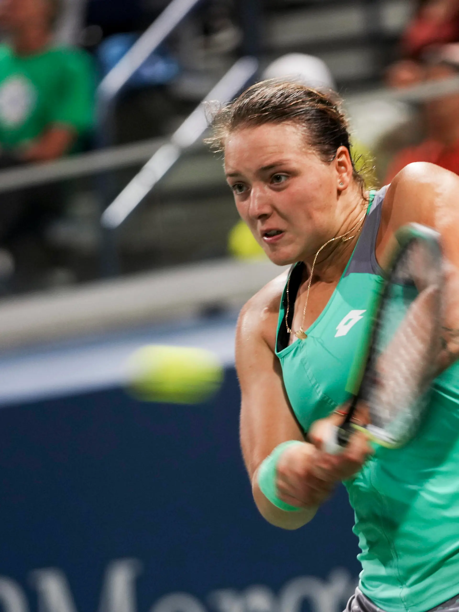 220904 -- NEW YORK, Sept. 4, 2022 -- Jule Niemeier of Germany hits a return during the women s singles third round match against Zheng Qinwen of China at the 2022 US Open tennis championships in New York, the United States, Sept. 3, 2022.  SPU.S.-NEW YORK-TENNIS-US OPEN-WOMEN S SINGLES LiuxJie PUBLICATIONxNOTxINxCHN 