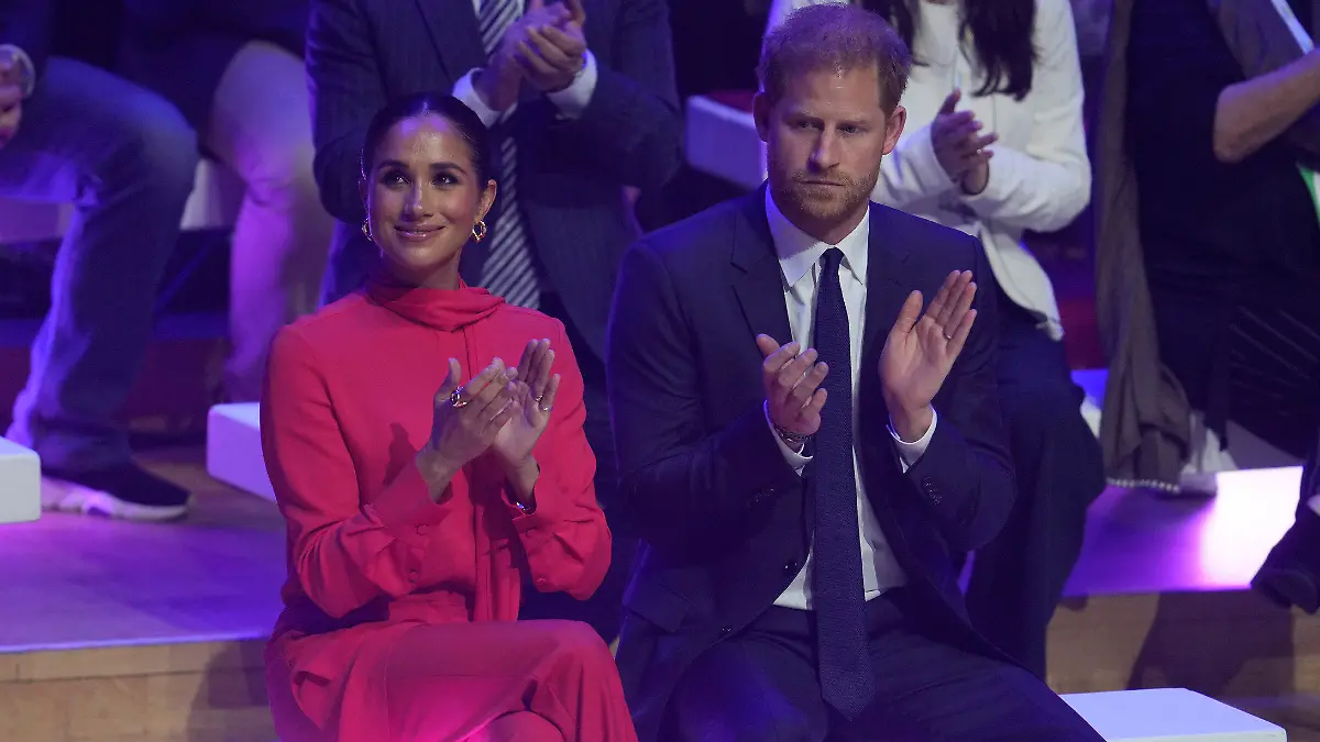 05.09.2022, Großbritannien, Manchester: Prinz Harry, Herzog von Sussex, und Meghan, Herzogin von Sussex, besuchen den One Young World 2022 Manchester Summit in der Bridgewater Hall. Foto: Jon Super/AP/dpa +++ dpa-Bildfunk +++