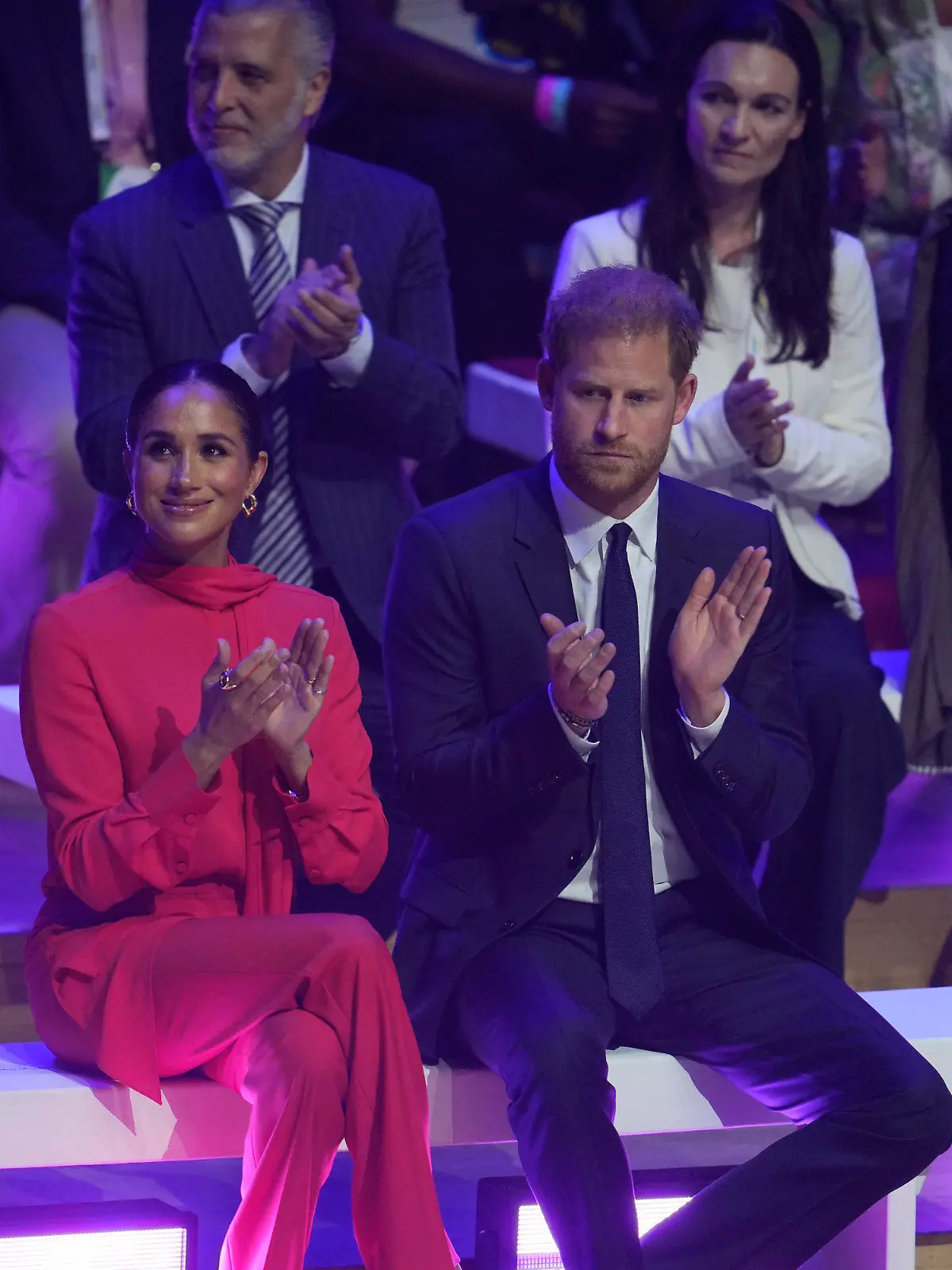 05.09.2022, Großbritannien, Manchester: Prinz Harry, Herzog von Sussex, und Meghan, Herzogin von Sussex, besuchen den One Young World 2022 Manchester Summit in der Bridgewater Hall. Foto: Jon Super/AP/dpa +++ dpa-Bildfunk +++