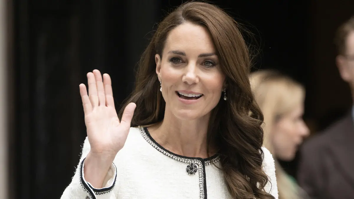 ARCHIV - 20.06.2023, Großbritannien, London: Kate (r), Prinzessin von Wales, winkt bei einem Besuch zur Wiedereröffnung der National Portrait Gallery nach einem dreijährigen Renovierungsprogramm. (zu dpa: «Bericht: Krankenhausmitarbeiter wollte an Daten von Kate») Foto: Paul Grover/Press Association/dpa +++ dpa-Bildfunk +++