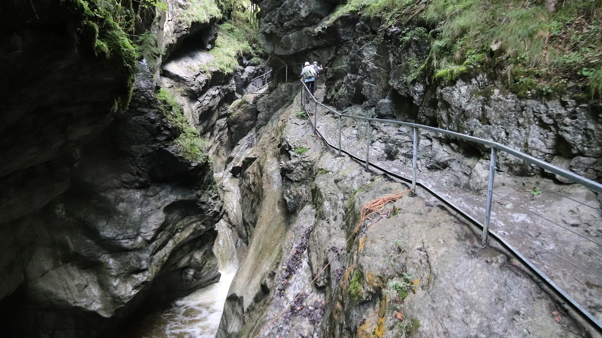 04.09.2022, Bayern, Sonthofen: Besucher gehen durch die Starzlachklamm. Eine 27-jährige Frau ist bei einer Canyoning-Tour im Allgäu tödlich verunglückt. Sie wurde am Sonntag tot aus der Starzlachklamm bei Sonthofen geborgen. Wie die Polizei mitteilte, war die junge Frau mit anderen Canyoning-Sportlern am 03.09.2022 in der Schlucht nach einem Gewitter vom schnell ansteigenden Wasser mitgerissen worden. (zu dpa "Junge Frau beim Canyoning im Allgäu tödlich verunglückt") Foto: Davor Knappmeyer/dpa +++ dpa-Bildfunk +++