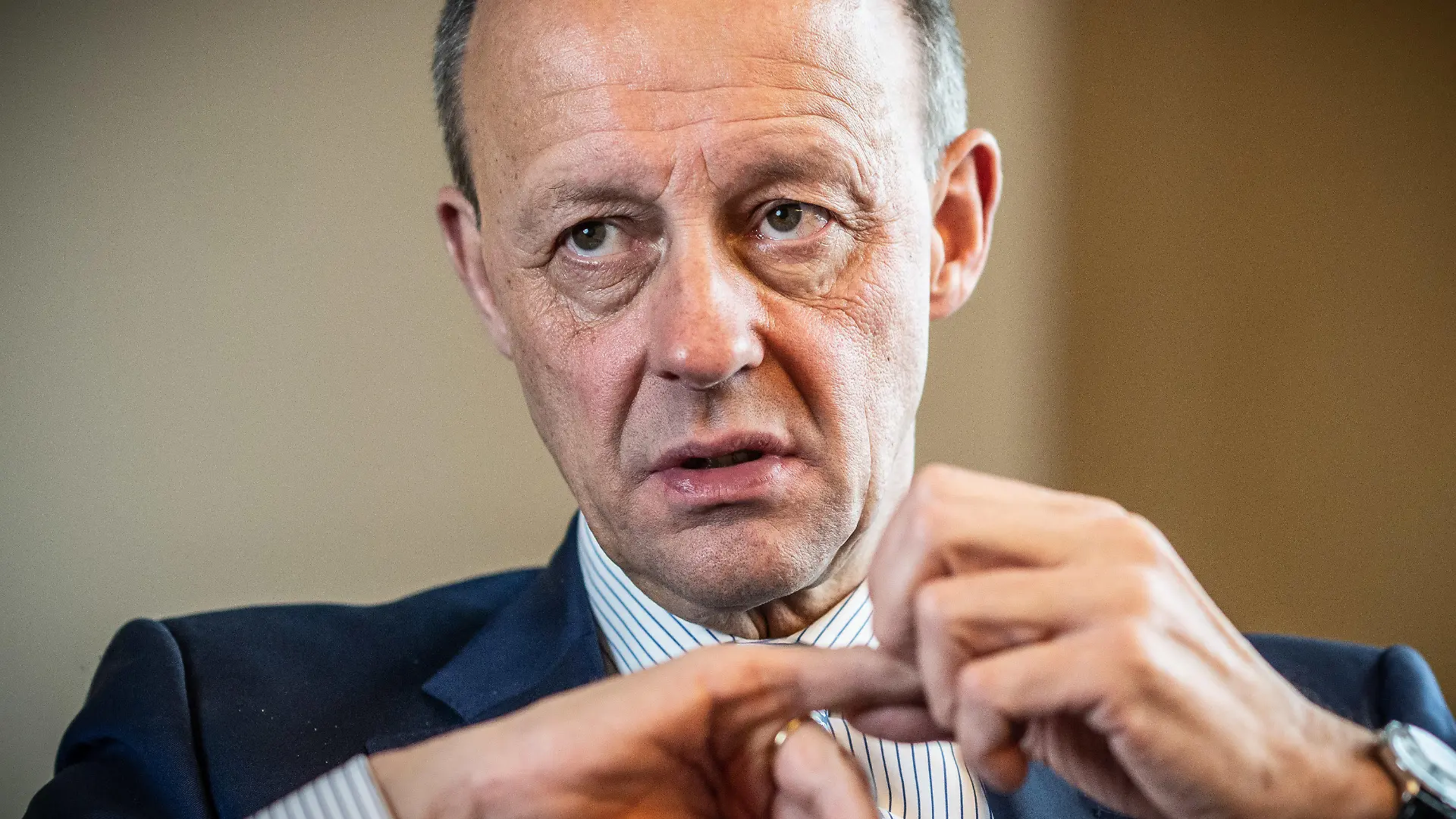 ARCHIV - 14.01.2022, Berlin: Friedrich Merz, Kandidat für das Amt des CDU Bundesvorsitzenden, aufgenommen bei einem Interview mit der dpa Deutsche Presse-Agentur in seinem Büro Jakob-Kaiser Haus im Deutschen Bundestag. (zu dpa «Merz ruft CDU ein Jahr nach Wahldesaster zum Zusammenhalt auf») Foto: Michael Kappeler/dpa +++ dpa-Bildfunk +++