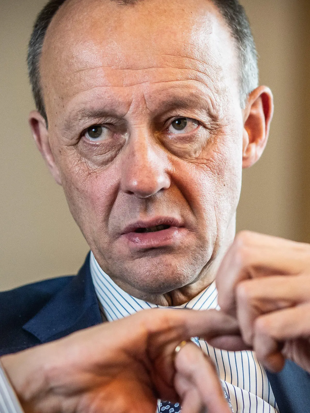 ARCHIV - 14.01.2022, Berlin: Friedrich Merz, Kandidat für das Amt des CDU Bundesvorsitzenden, aufgenommen bei einem Interview mit der dpa Deutsche Presse-Agentur in seinem Büro Jakob-Kaiser Haus im Deutschen Bundestag.     (zu dpa «Merz ruft CDU ein Jahr nach Wahldesaster zum Zusammenhalt auf») Foto: Michael Kappeler/dpa +++ dpa-Bildfunk +++