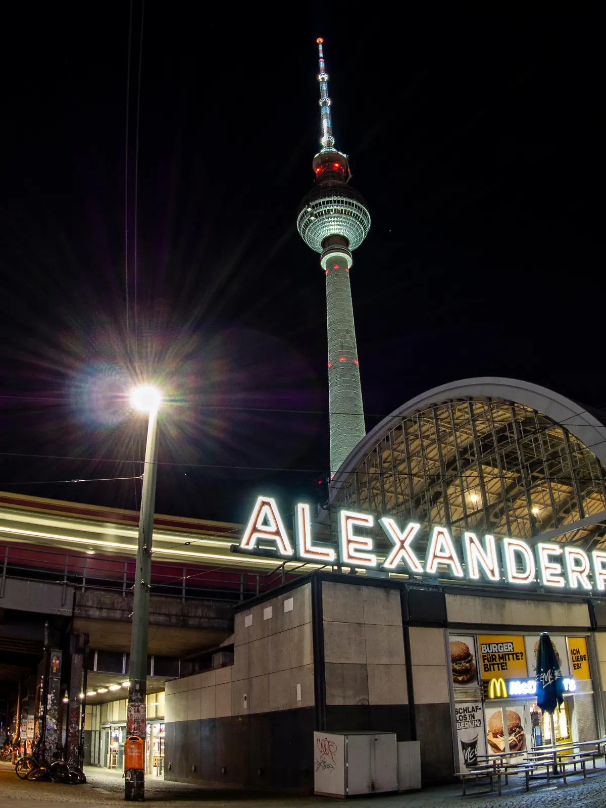 30.03.2020, Berlin: Ein Zug fährt in den Bahnhof Alexanderplatz ein. (Bild mit Langzeitbelichtung Foto: Paul Zinken/dpa +++ dpa-Bildfunk +++