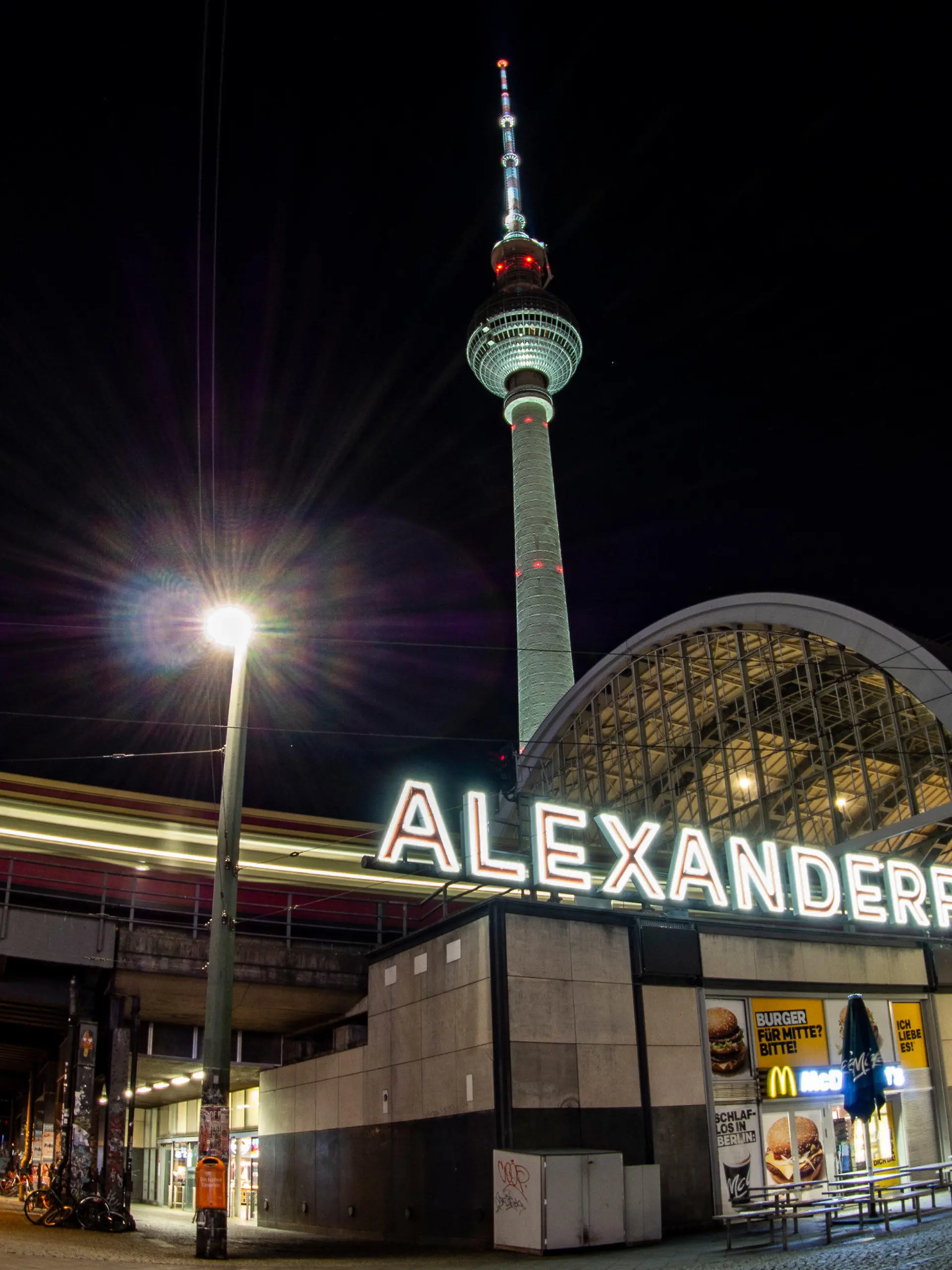 30.03.2020, Berlin: Ein Zug fährt in den Bahnhof Alexanderplatz ein. (Bild mit Langzeitbelichtung Foto: Paul Zinken/dpa +++ dpa-Bildfunk +++