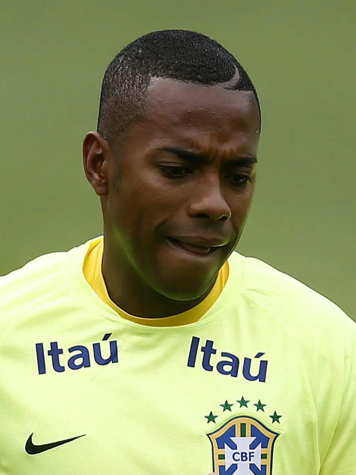 ARCHIV - 02.06.2015, Brasilien, Teresopolis: Der frühere brasilianische Nationalspieler Robinho beim Training in Granja Comary. (zu dpa: «Fußballstar Robinho droht in Brasilien Haftstrafe wegen Vergewaltigung») Foto: Marcelo Sayao/EFE/dpa +++ dpa-Bildfunk +++