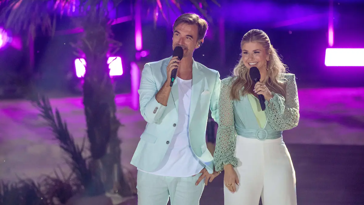 Beatrice EGLI, Schweiz, Musikerin, Schlagersaengerin, Saengerin, Florian SILBEREISEN, Deutschland, Saenger, Schlagersaenger, Musiker, Moderator, singend, Gesang, Konzert, Die grosse Schlager Strandparty 2023, aufgezeichnet am 15.07.2023 im Amphitheater Gelsenkirchen, Ausstrahlung am 12.08.2023 um 20.15 Uhr im Ersten Deutschen Fernsehen, *** Beatrice EGLI, Switzerland, musician, Schlagersaenger, singer, Florian SILBEREISEN, Germany, Saenger, Schlagersaenger, musician, presenter, singing, singing, concert, Die grosse Schlager Strandparty 2023, recorded on 15 07 2023 in the Amphitheater Gelsenkirchen, broadcast on 12 08 2023 at 20 15 oclock on the First German Television,
