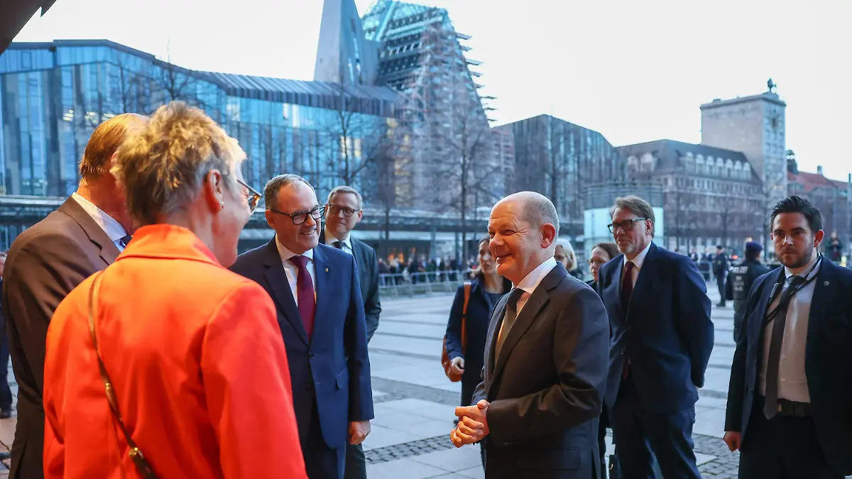 20.03.2024, Sachsen, Leipzig: Bundeskanzler Olaf Scholz (SPD, M) kommt zur Eröffnung der Leipziger Buchmesse im Gewandhaus. Auf dem Frühjahrstreffen der Buchbranche zeigen Aussteller aus rund 40 Ländern ihre Neuheiten. Die Niederlande und Flandern sind dieses Jahr als Gastland vertreten. Foto: Jan Woitas/dpa +++ dpa-Bildfunk +++