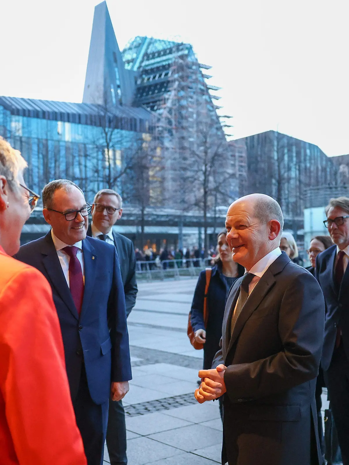 20.03.2024, Sachsen, Leipzig: Bundeskanzler Olaf Scholz (SPD, M) kommt zur Eröffnung der Leipziger Buchmesse im Gewandhaus. Auf dem Frühjahrstreffen der Buchbranche zeigen Aussteller aus rund 40 Ländern ihre Neuheiten. Die Niederlande und Flandern sind dieses Jahr als Gastland vertreten. Foto: Jan Woitas/dpa +++ dpa-Bildfunk +++