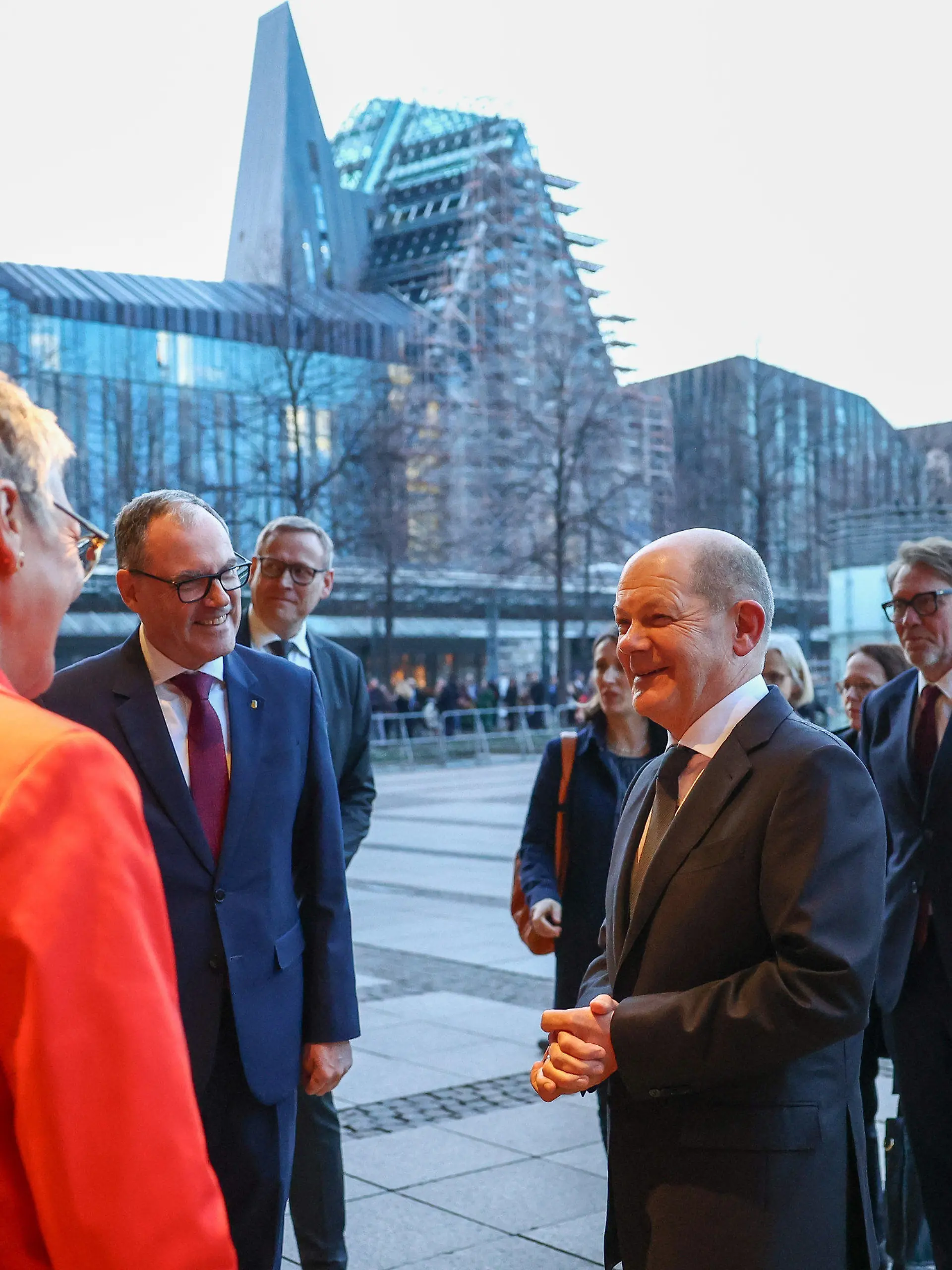 20.03.2024, Sachsen, Leipzig: Bundeskanzler Olaf Scholz (SPD, M) kommt zur Eröffnung der Leipziger Buchmesse im Gewandhaus. Auf dem Frühjahrstreffen der Buchbranche zeigen Aussteller aus rund 40 Ländern ihre Neuheiten. Die Niederlande und Flandern sind dieses Jahr als Gastland vertreten. Foto: Jan Woitas/dpa +++ dpa-Bildfunk +++