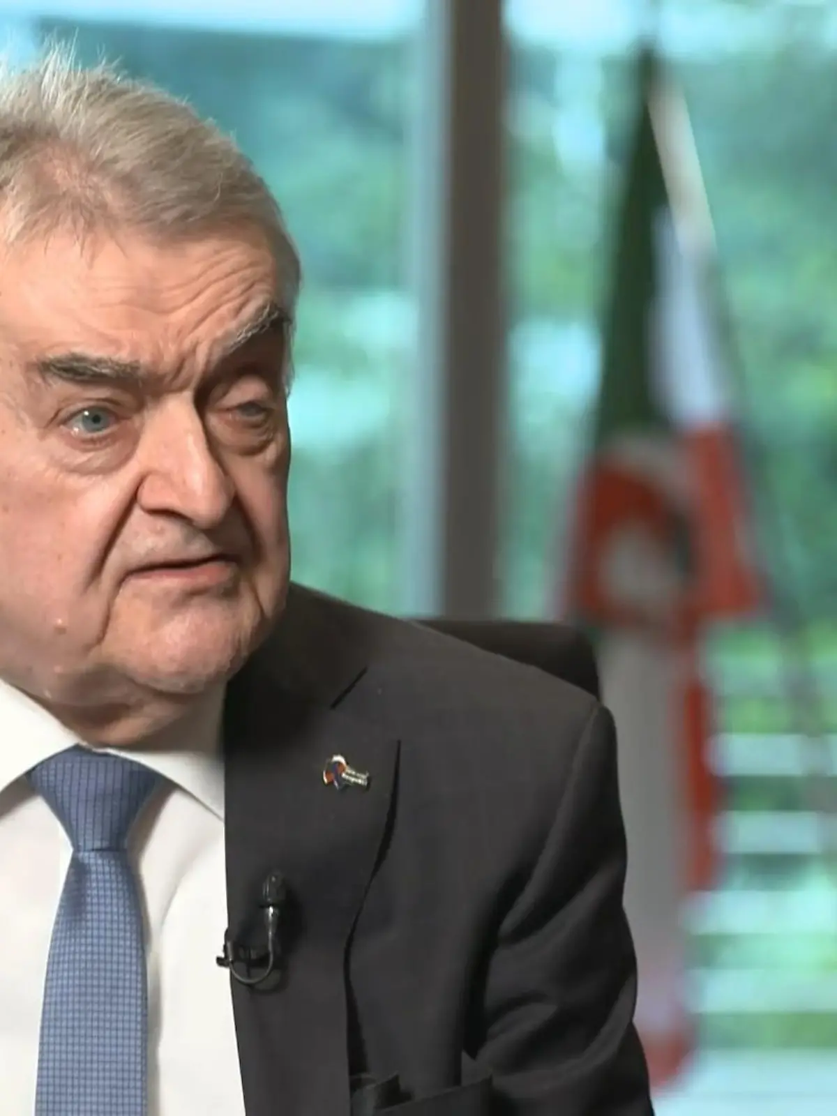 Es sind Zahlen, die erschrecken.

Anders als gewohnt ist NRW-Innenminister Herbert Reul (CDU) nach vorn geprescht: Noch vor der offiziellen Vorstellung der Kriminalstatistik durch die Polizei sagt der Innenminister: Die Kriminalität durch Ausländer sei stark gestiegen. Eine Entwicklung, die Reul besorgt.