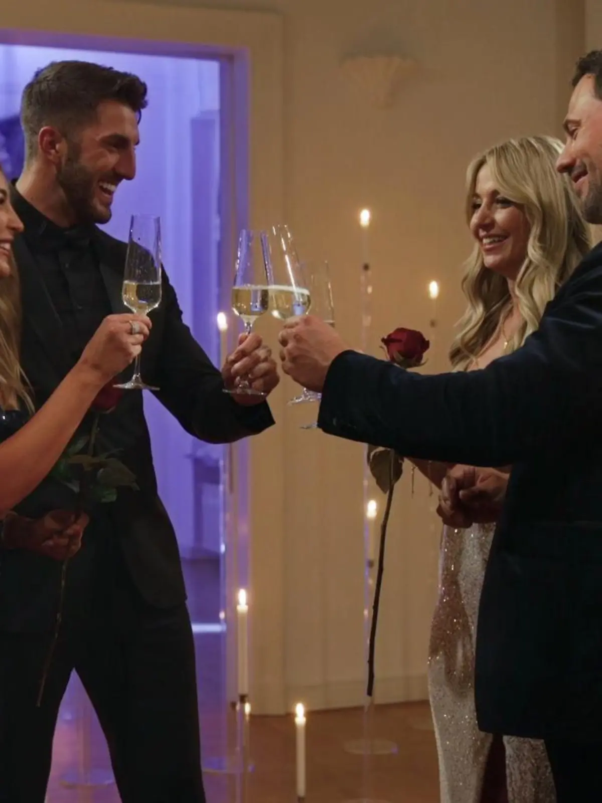Prost! Im Bachelor-Finale stoßen Katja, Dennis, Larissa und Sebastian an.