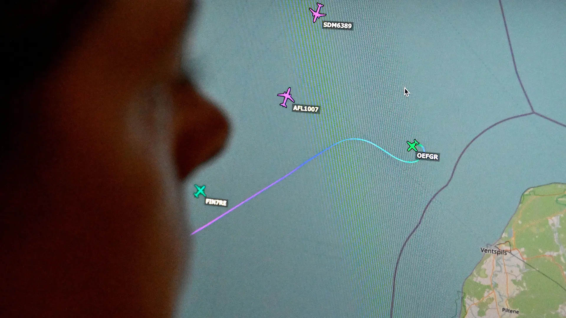 04.09.2022, Österreich, Wien: Eine Person betrachtet die letzte bekannte Position der Cessna mit der Kennung OE-FGR. Ein in Österreich registrierter Privatjet ist am Sonntag (04.09.2022) mit vier Menschen an Bord über der Ostsee vor der Küste Lettlands abgestürzt. Die Cessna mit der Kennung OE-FGR, die auf ein deutsches Unternehmen zugelassen sein soll, war eigentlich auf dem Weg von Jerez in Spanien nach Köln. Foto: Helmut Fohringer/APA/dpa +++ dpa-Bildfunk +++