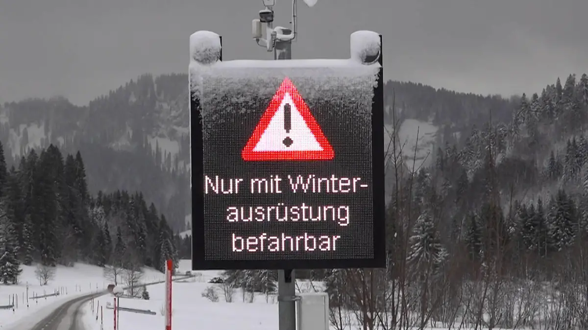 Winterintermezzo in den Alpen. Viele Einheimische und Touristen warten seit Mitte Dezember auf Schnee. Schnee, welcher in den Skigebieten dringend benötigt wird. Dieser ist seit den Nachtstunden reichlich gefallen und verbesserte die Wintersportbedingungen am Dienstag deutlich. Selbst im schneearmen Oberstdorf sind 10 cm Nassschnee gefallen Ð wenigstens etwas. Drohnenaufnahmen zeigen das tiefwinterliche Oberstdorf. Auch der Winterdienst musste seit langem wieder ausrücken. Dennoch fehlt in den meisten Skigebieten der Schnee. 10-20 cm Naturschnee Ð quasi ein Tropfen auf dem heißen Stein. Nur oberhalb von 1000 Höhenmetern sind bis zu 40 cm Neuschnee gefallen. Ein Segen für die Wintersportgebiete. So herrschte am Lift in Grasgehren guter Betri