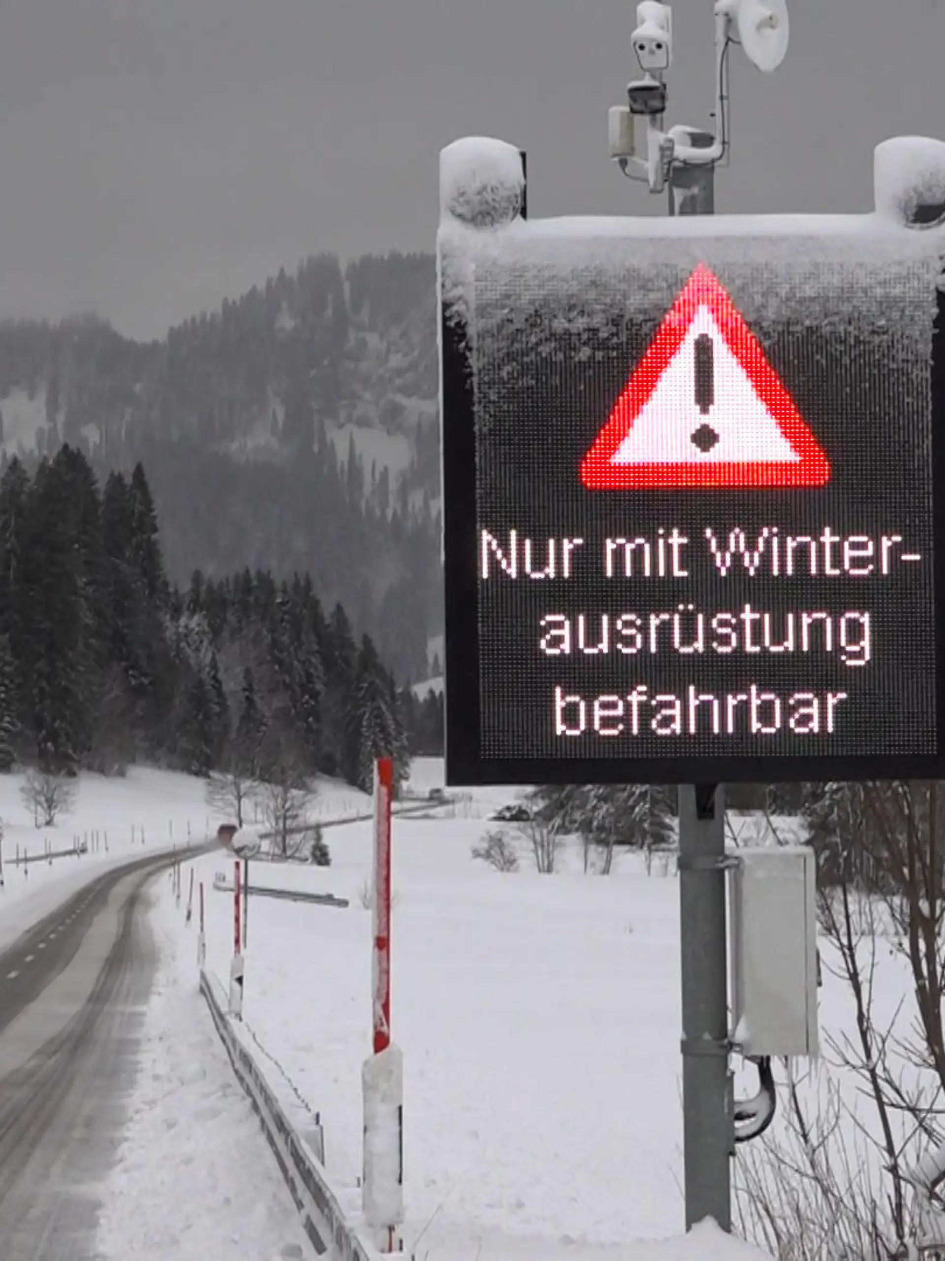 Winterintermezzo in den Alpen. Viele Einheimische und Touristen warten seit Mitte Dezember auf Schnee. Schnee, welcher in den Skigebieten dringend benötigt wird. Dieser ist seit den Nachtstunden reichlich gefallen und verbesserte die Wintersportbedingungen am Dienstag deutlich. Selbst im schneearmen Oberstdorf sind 10 cm Nassschnee gefallen Ð wenigstens etwas. Drohnenaufnahmen zeigen das tiefwinterliche Oberstdorf. Auch der Winterdienst musste seit langem wieder ausrücken. Dennoch fehlt in den meisten Skigebieten der Schnee. 10-20 cm Naturschnee Ð quasi ein Tropfen auf dem heißen Stein. Nur oberhalb von 1000 Höhenmetern sind bis zu 40 cm Neuschnee gefallen. Ein Segen für die Wintersportgebiete. So herrschte am Lift in Grasgehren guter Betri