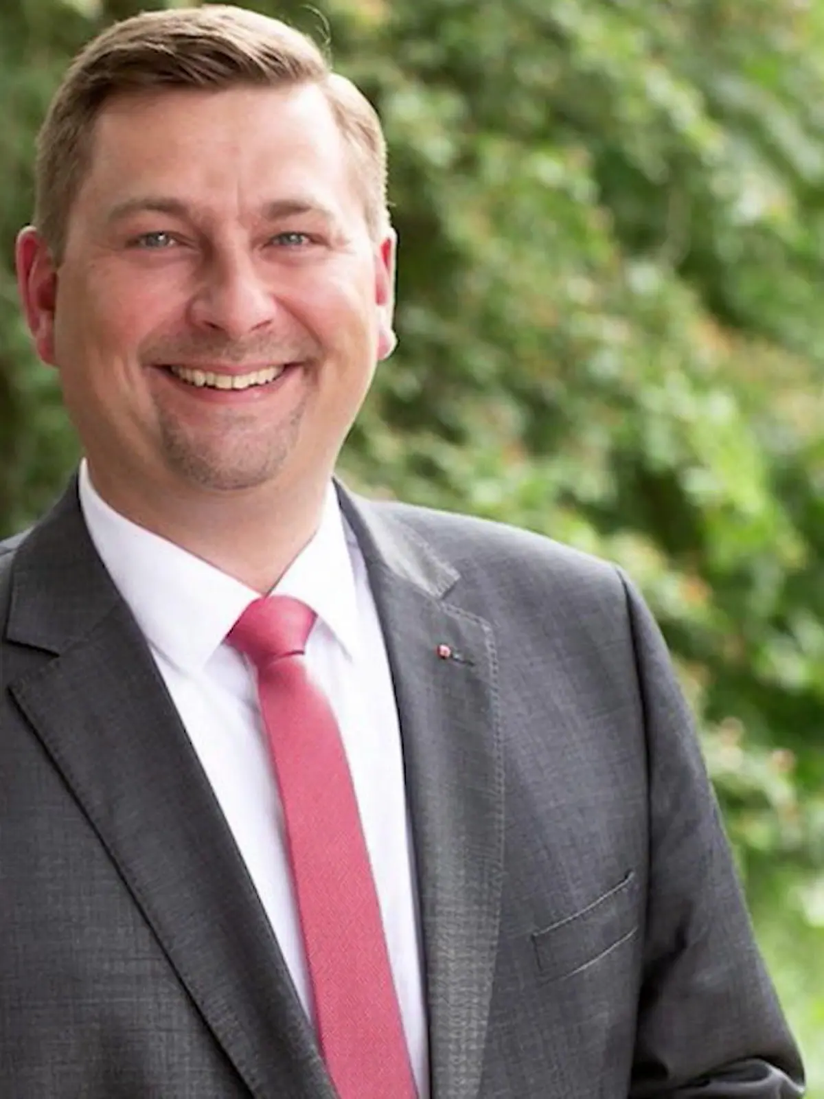 Es ist ein Fall, der viele erschüttert hat. Ein ehemaliger stellvertretender Bürgermeister aus aus Lünen in Nordrhein-Westfalen soll junge Mädchen über Social-Media angeschrieben und dann versucht haben, sie in seine Fänge zu locken, um sie schließlich zu missbrauchen. 
Es geht um den Lokalpolitiker Daniel Wolski.  Eines der Opfer durchschaut zum Glück seine Masche rechtzeitig. Und weil sich auch weitere gemeldet haben, steht der Mann jetzt vor Gericht.