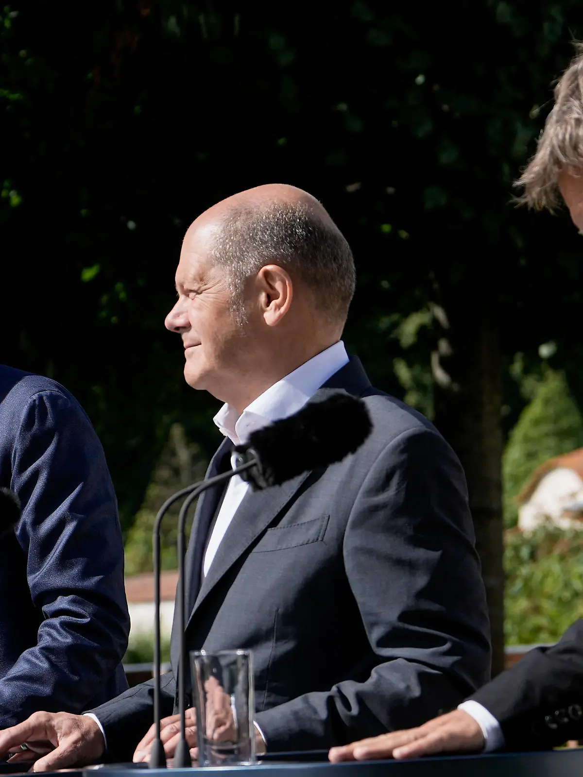 News Bilder des Tages Abschlusspressekonferenz nach der Klausurtagung des Bundeskabinetts auf Schloss Meseberg Aktuell, 31.08.2022 Schloss Meseberg, Bundesfinanzminister Christian Lindner FDP gemeinsam mit Bundeskanzler Olaf Scholz SPD und Wirtschafts- und Klimaminister Robert Habeck Gruene bei der Presseunterrichtung nach der Klausurtagung des Bundeskabinetts auf Schloss Meseberg Meseberg Brandenburg Deutschland *** Final press briefing after the closed meeting of the Federal Cabinet at Meseberg Castle Current, 31 08 2022 Meseberg Castle, Federal Finance Minister Christian Lindner FDP together with Chancellor Olaf Scholz SPD and Economy and Climate Minister Robert Habeck Gruene at the press briefing after the closed meeting of the Federal Cabinet at Mese